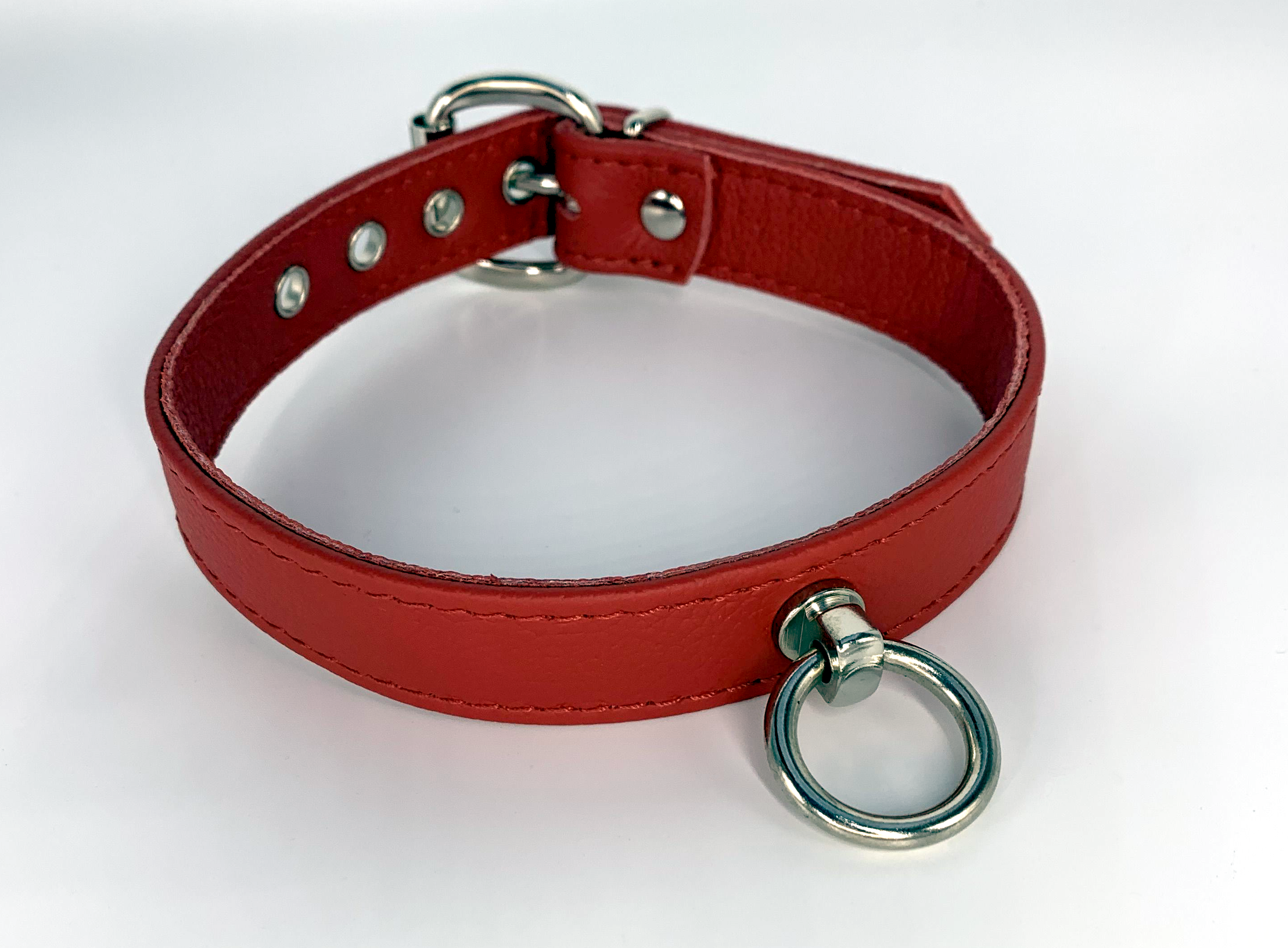Packshot von rotem Halsband mit Ring der O seitlich
