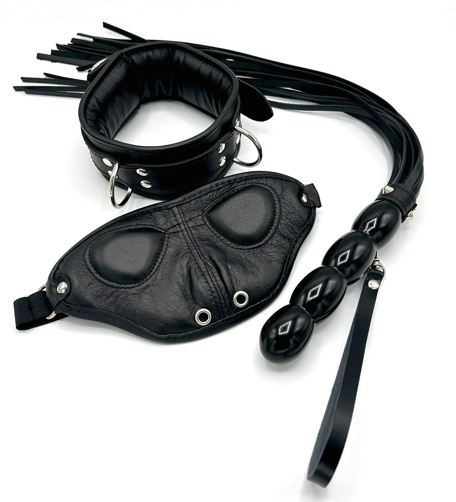 Paket mit Augenmaske, Halsband und Lederpeitsche in schwarz