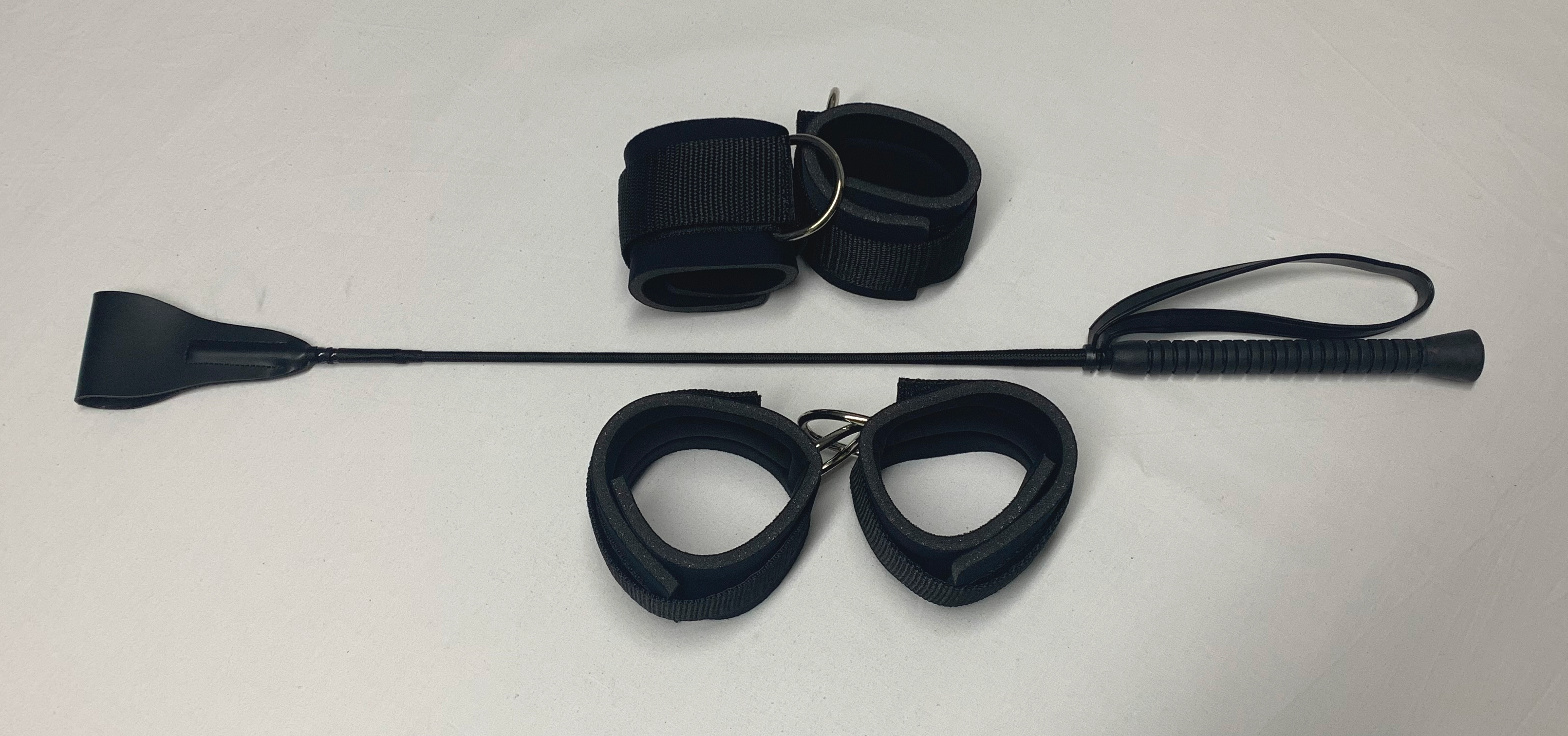 Paket aus Hand- und Fussfessel mit Gerte in schwarz