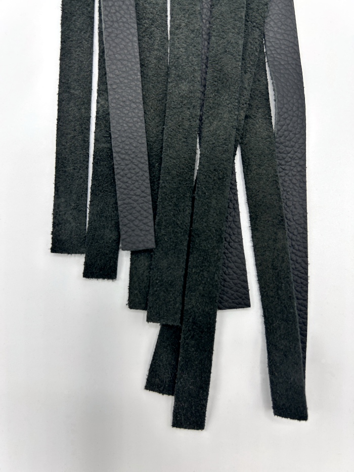 Schwarze Riemen von Streichelpeitsche