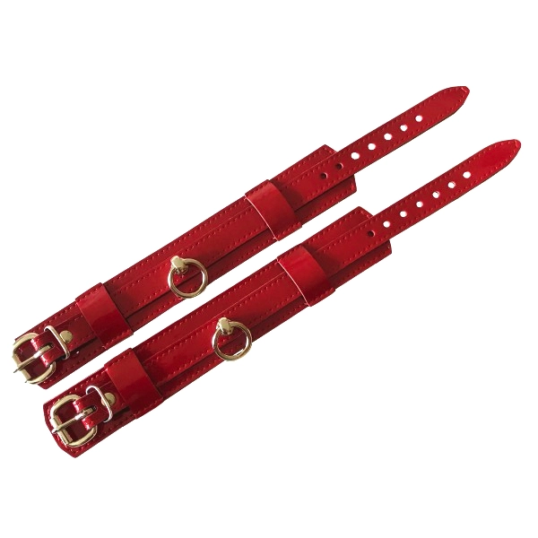 Rote Lackleder Fußfesseln mit silberner Schnalle und O-Ring