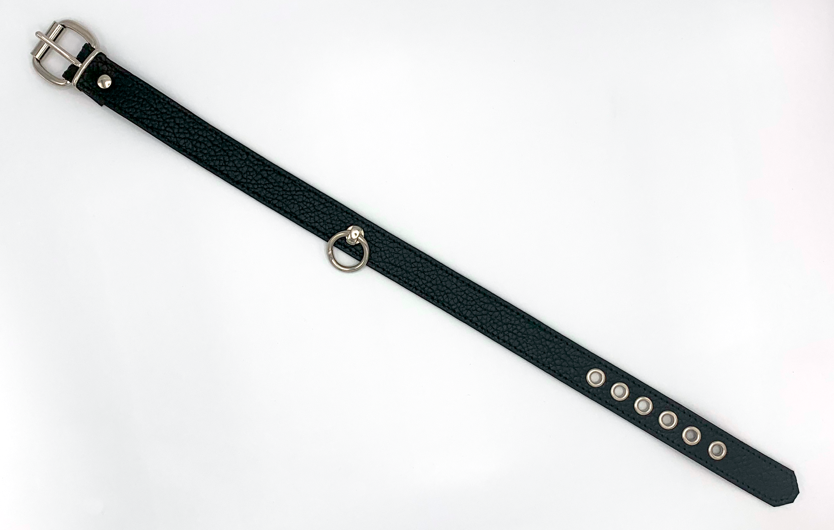 Draufsicht von veganem Halsband mit Ring der O in schwarz