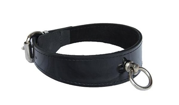 Freisteller von Lacklederhalsband mit Ring der O