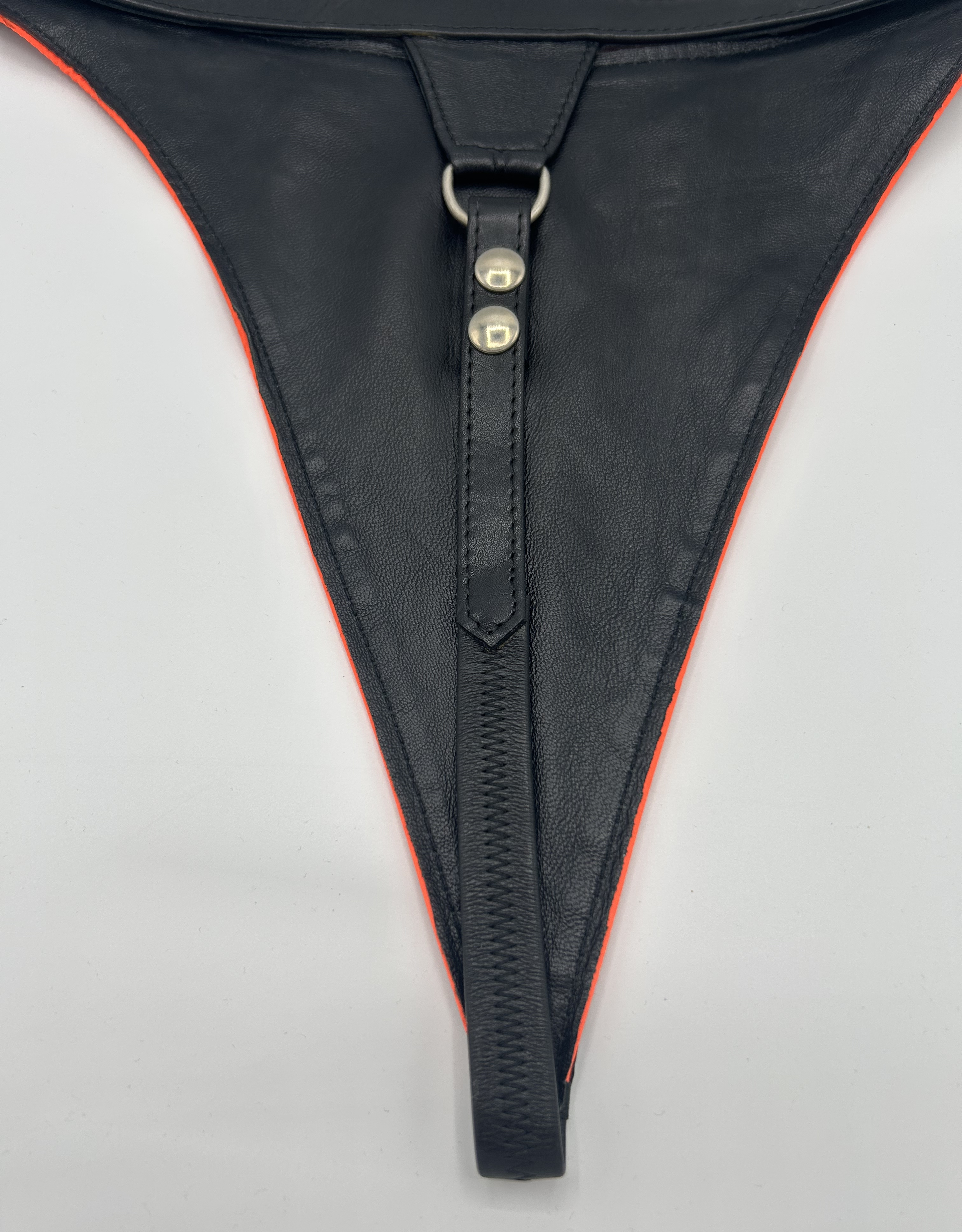 Damen Leder String mit roter Paspel