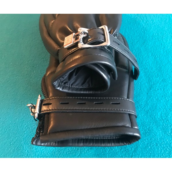 Untere Öffnung für Hand von abschließbare Handschuhe