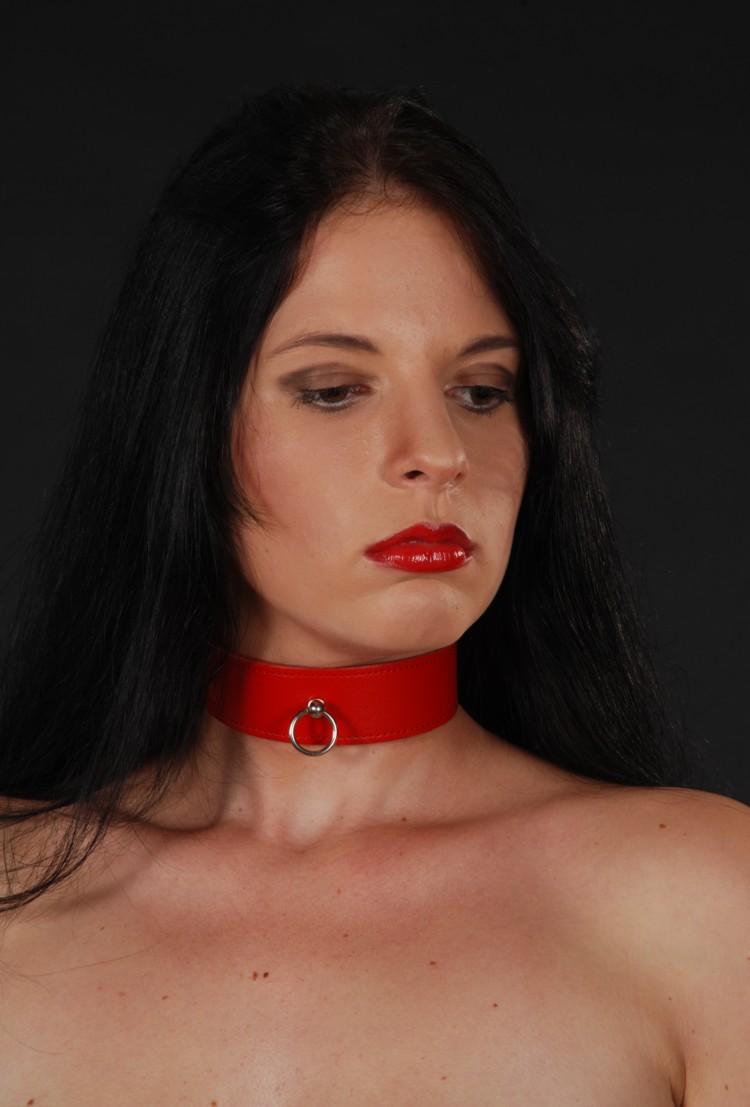 Halsband Passion in rot und Ring der O am Model
