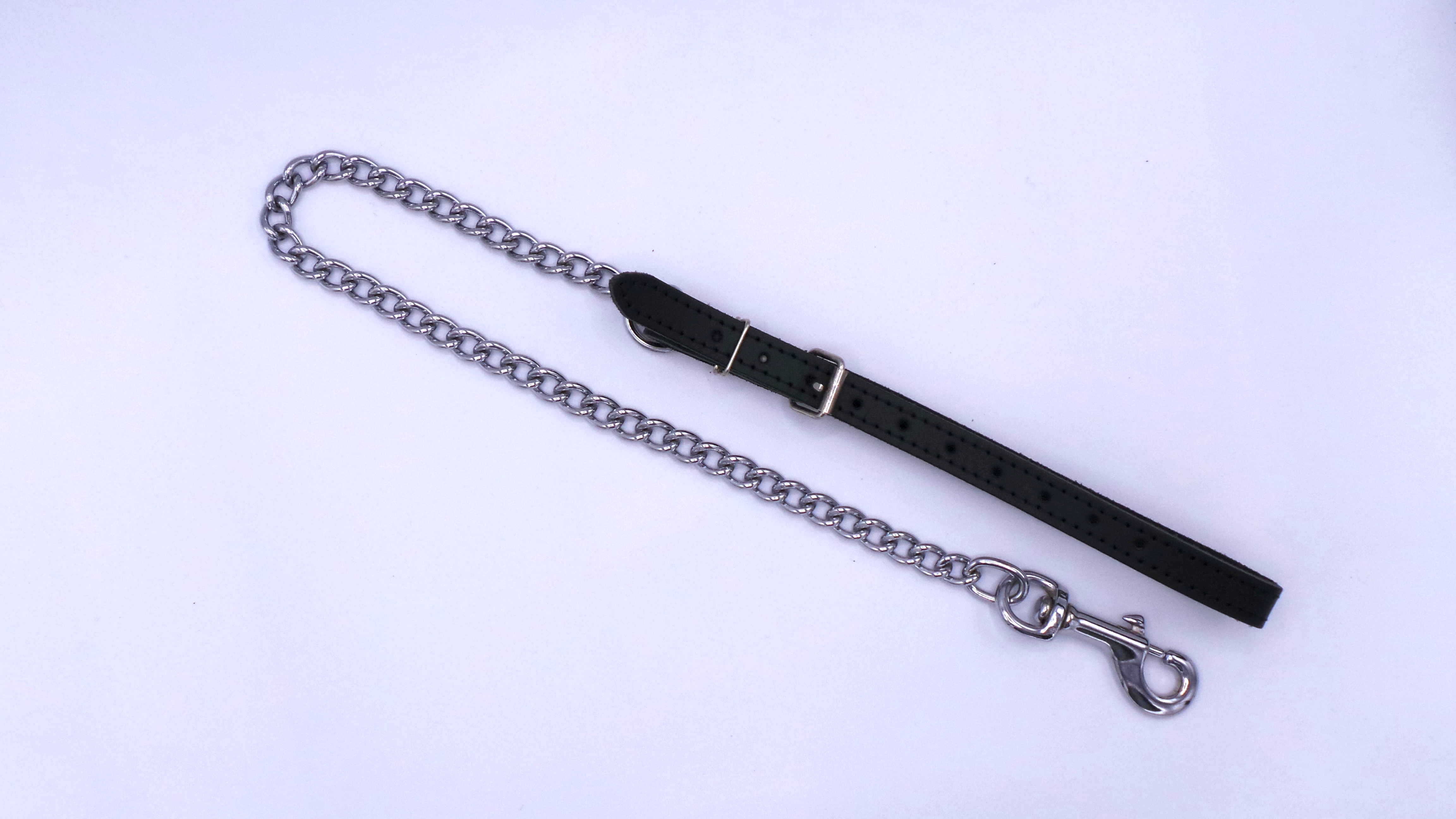 Draufsicht von Führungsleine mit silberner Kette und schwarzer Handschlaufe