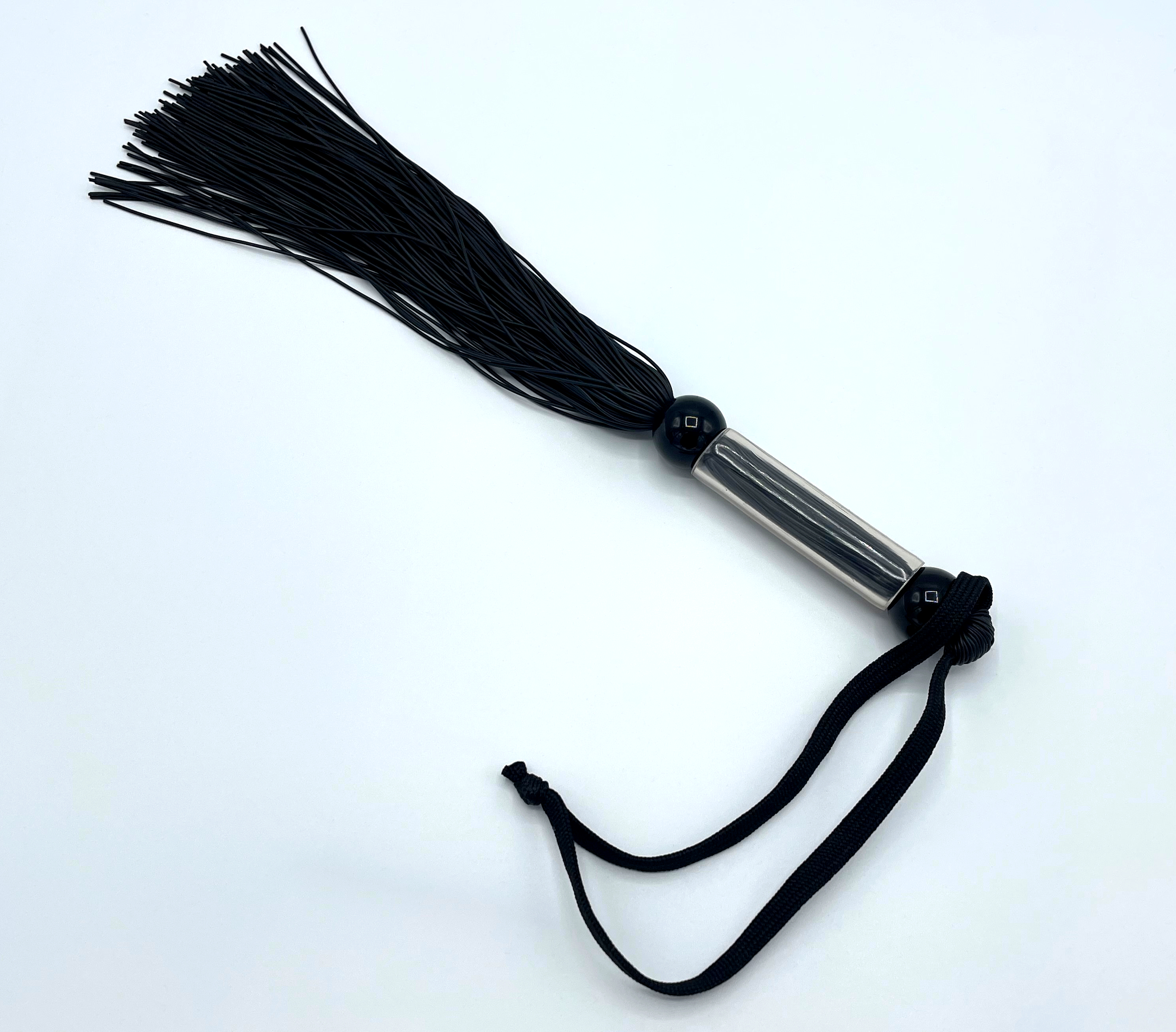 Peitsche mit Silikonriemen und Handmanschette mit silbernem Griff