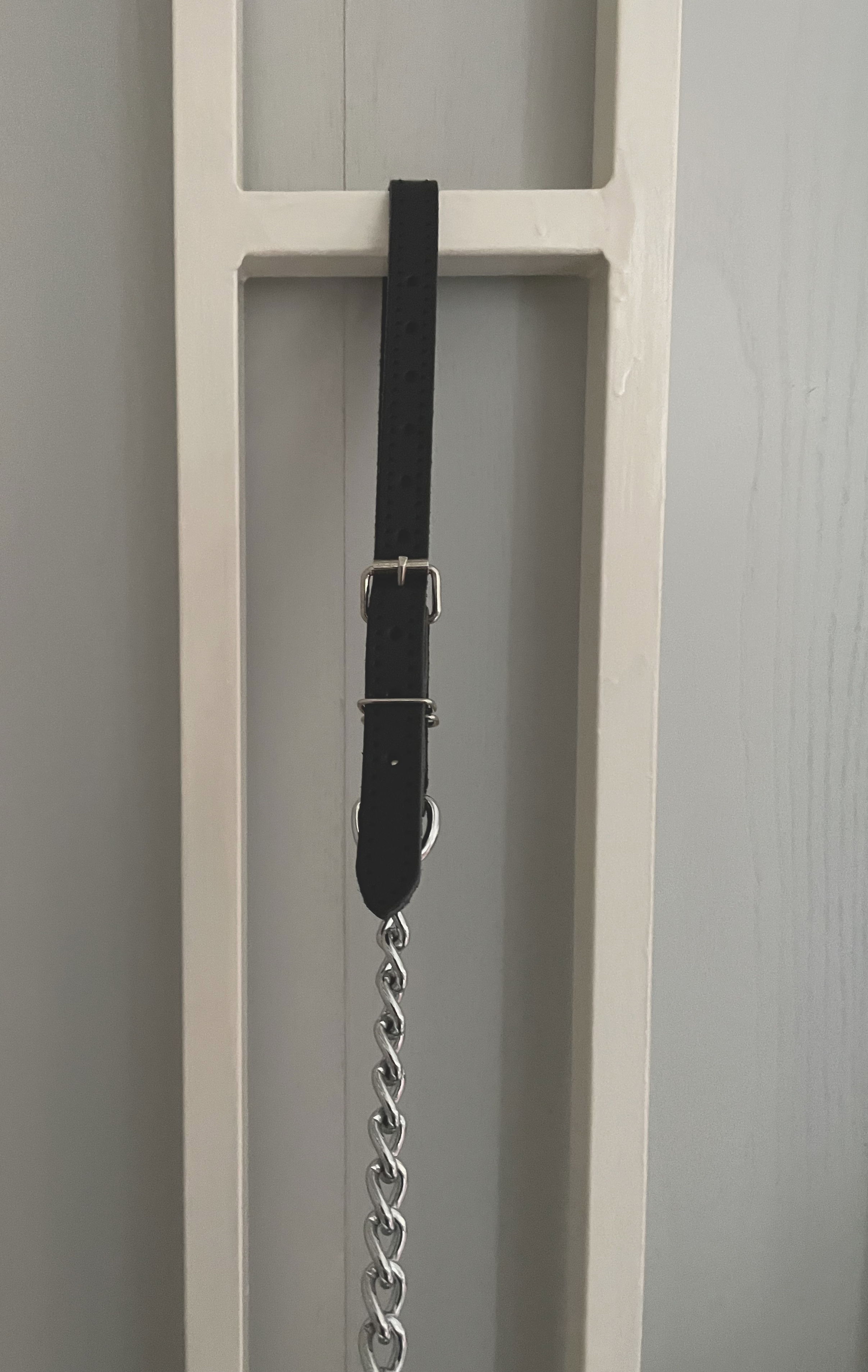 Funktionszeigendes Bild der Öffnungsfunktion der Handschlaufe an einer Wand