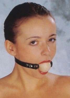 Model mit Mundknebel mit Holzkugel im Mund