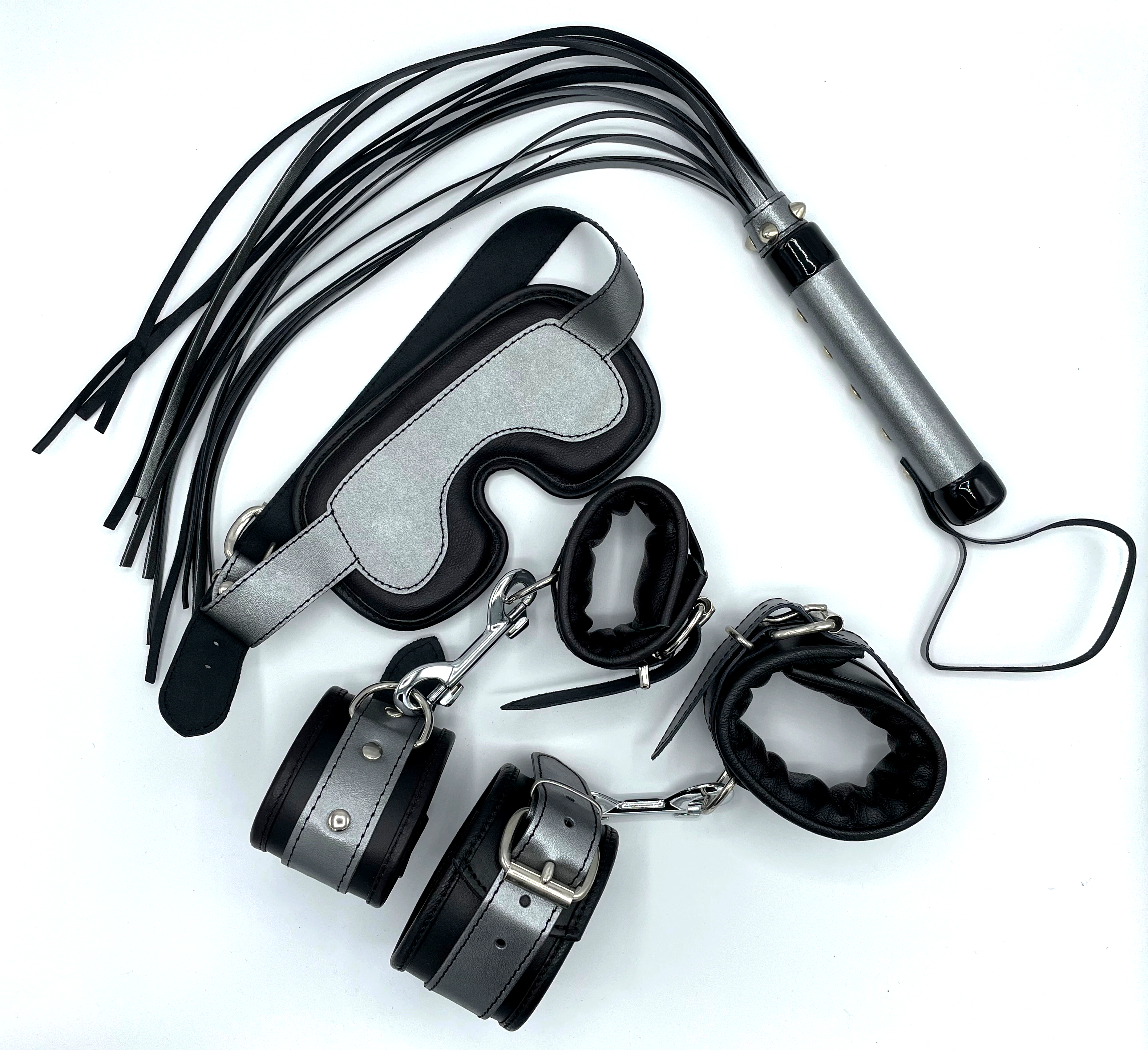 Silberne Set aus Peitsche, Hand- und Fussfessel und Augenmaske aus Echtleder
