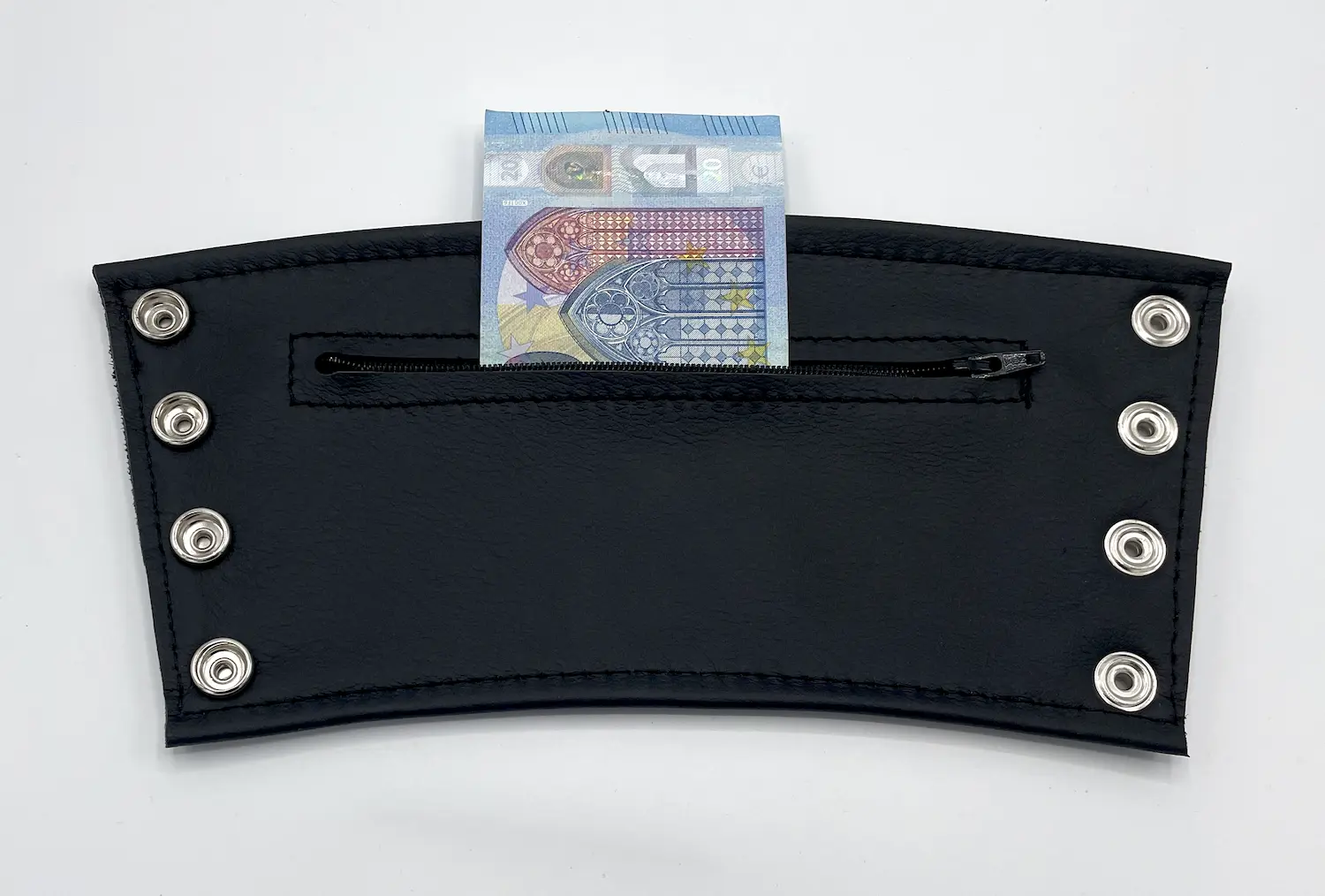 Schwarzes armband mit Geldfach und Geldschein von innen