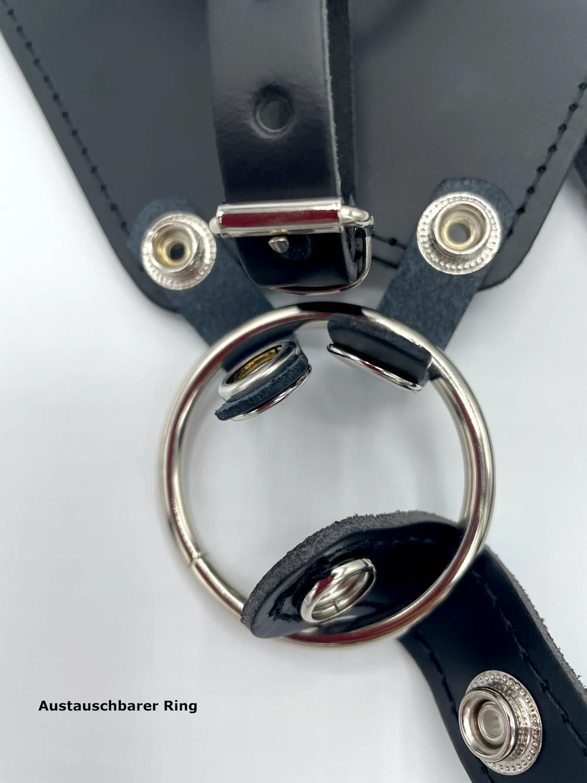 Geöffnete Druckknöpfe an der unteren Ringhalterung des Leder Harness zum Auswechseln des Cockrings