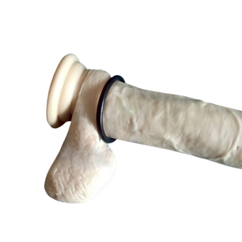 Gummicockring in schwarz getragen am Dildo