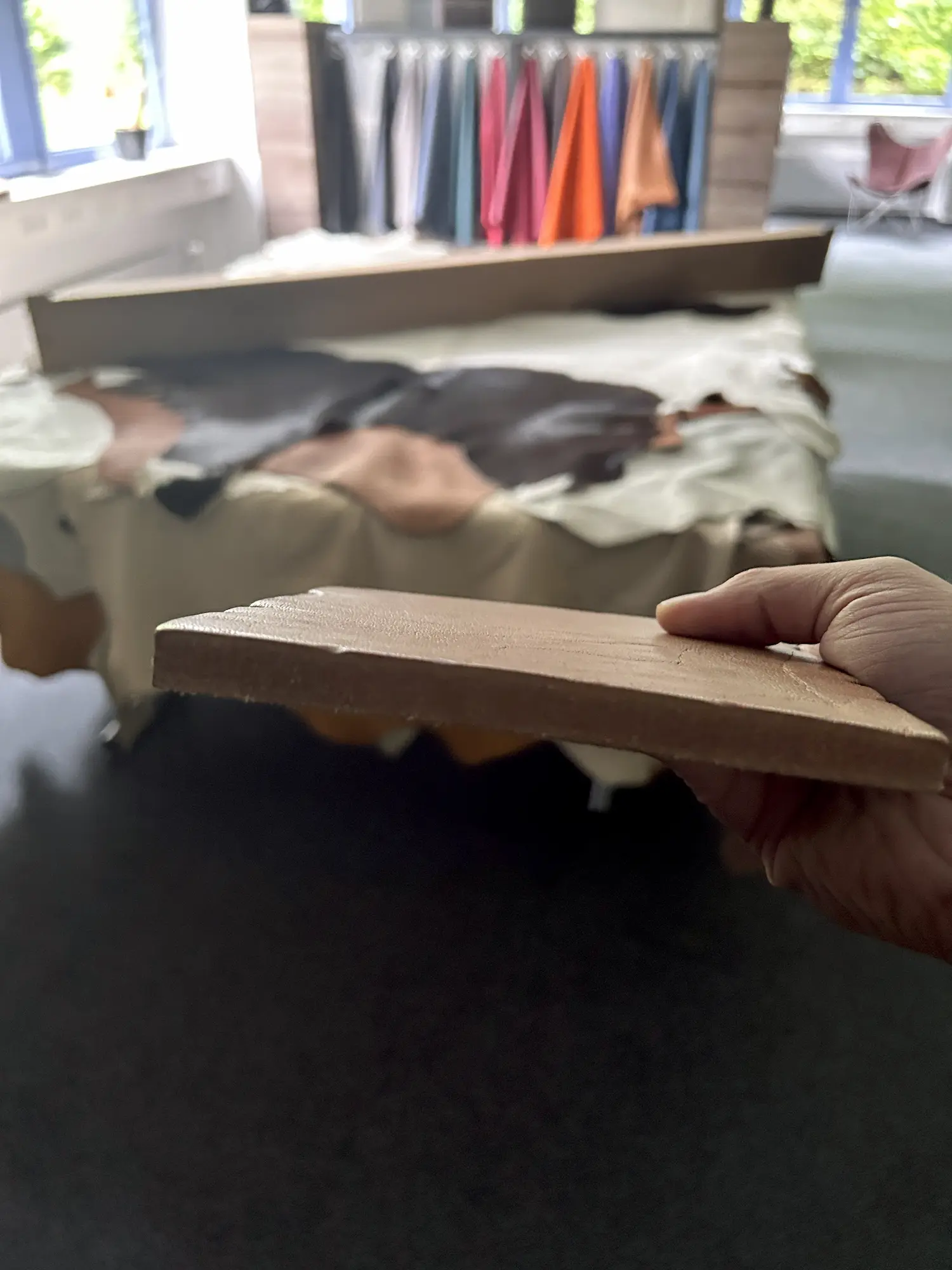 Zuschnitt des Leders in der Werkstatt
