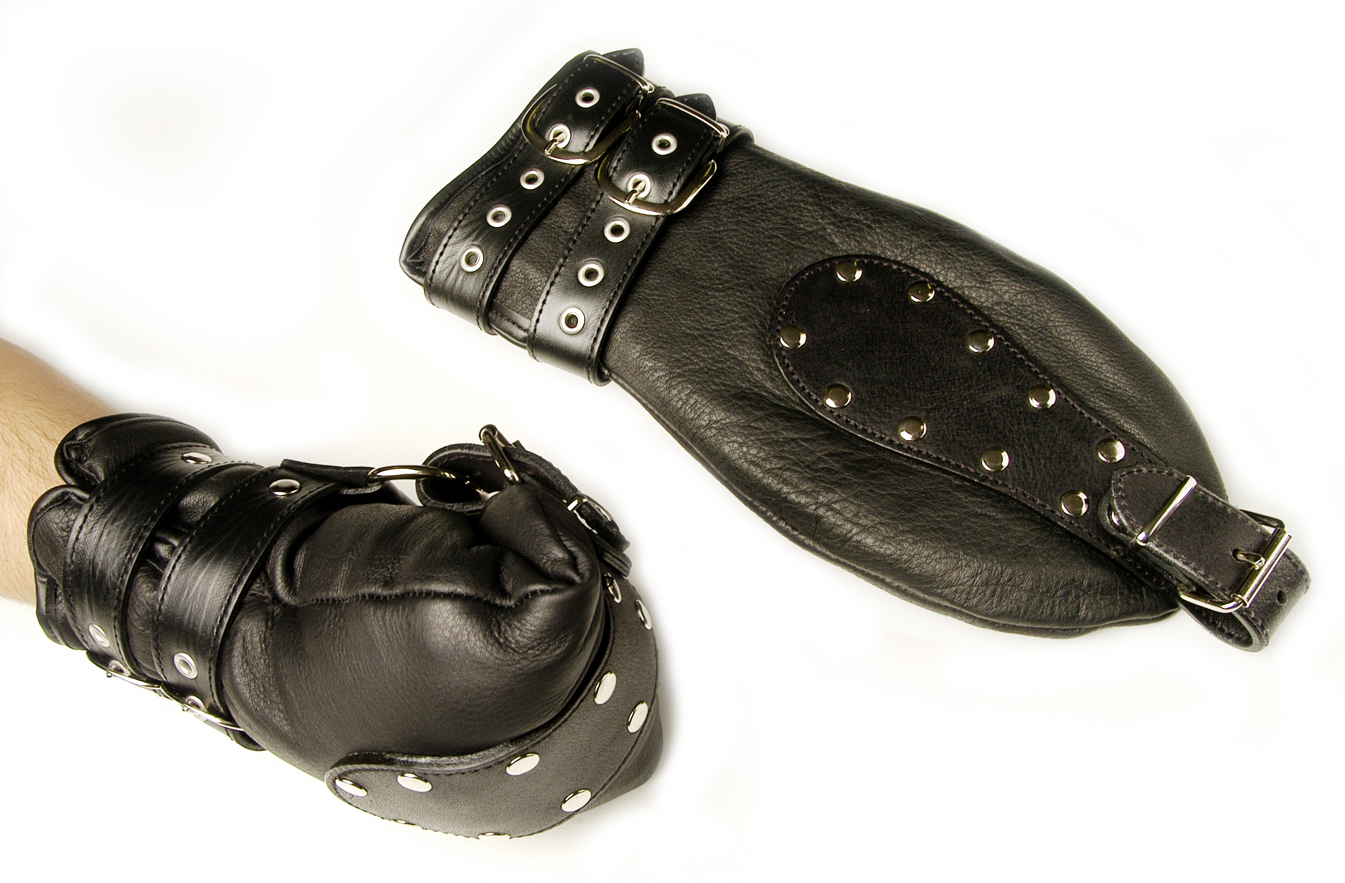 Gebetsfäustlinge an der Hand pm-bodyleather.de