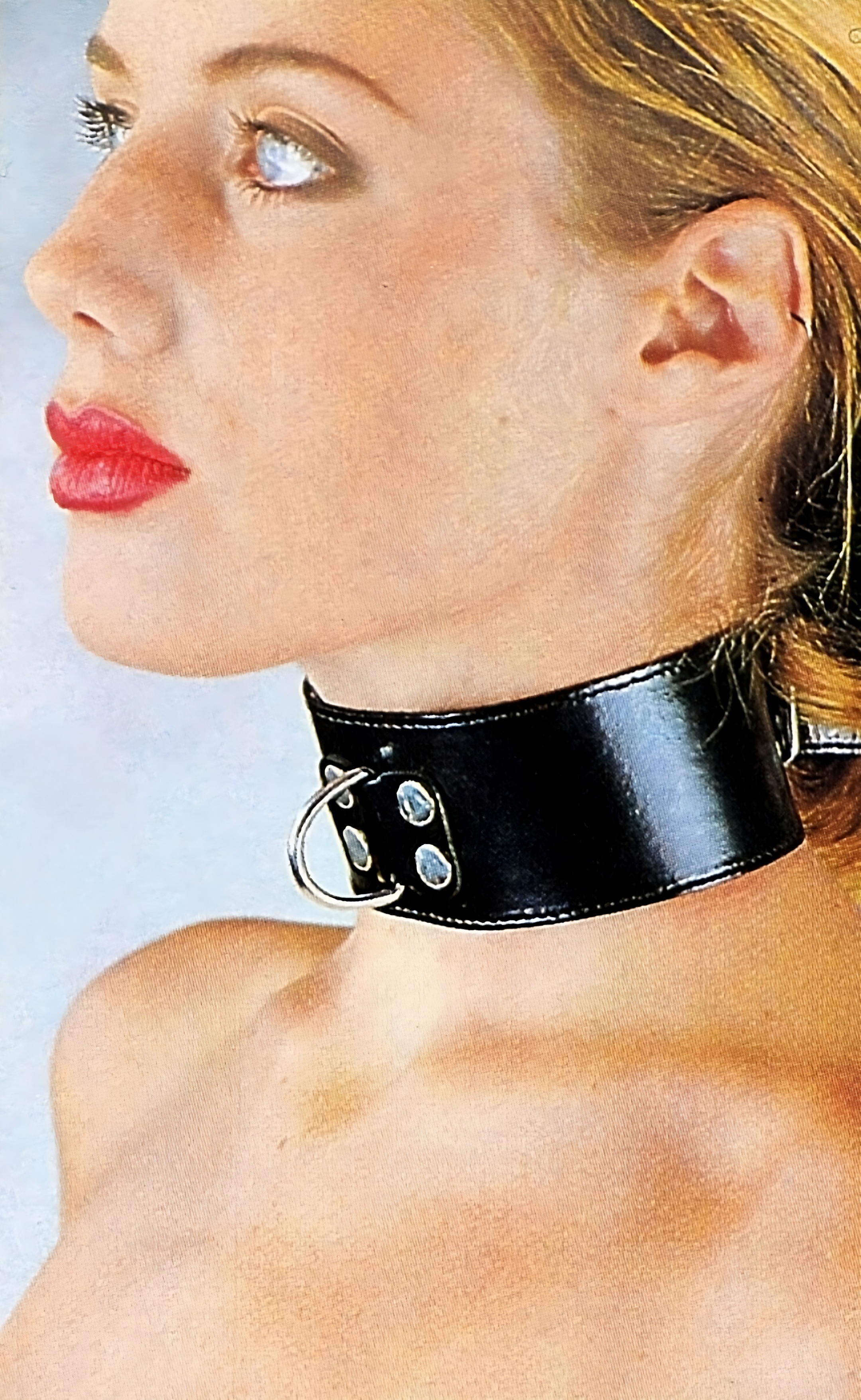 Halsband in schwarz mit Halbring am Model