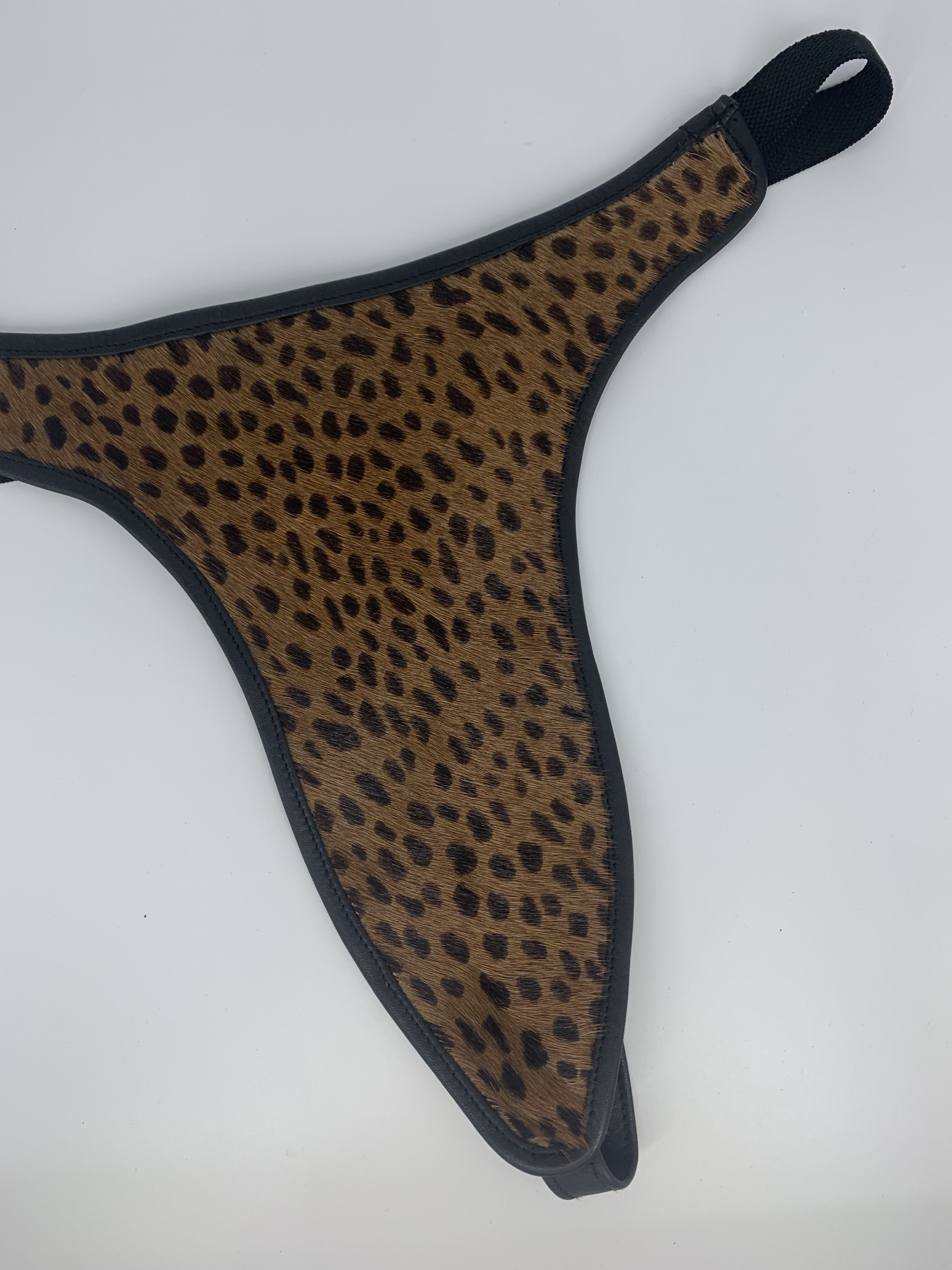 Damen String mit Tigermuster auf weisem Hintergrund