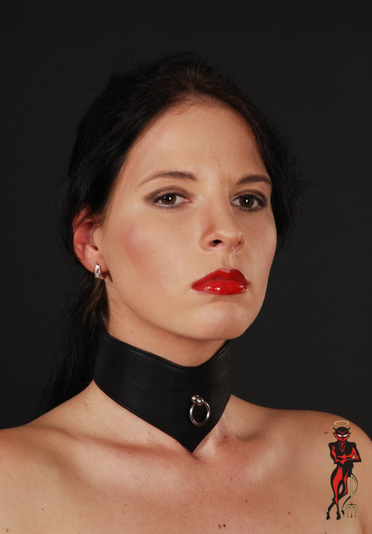 Halsband mit Nietenverzierung am Model bei pm-bodyleather.de