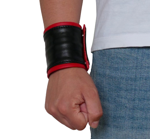Schwarz rotes Armband mit Geldfach innen am Model