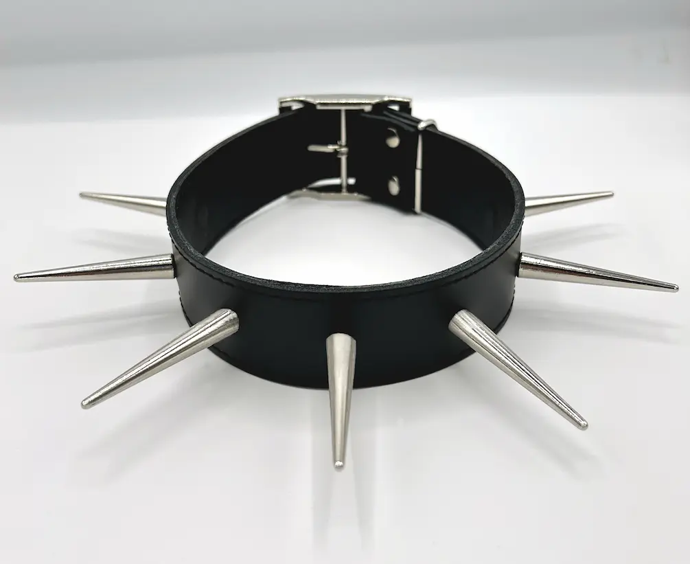 Vollansicht von Spitznietenhalsband aus schwarzem Echtleder mit 55 mm langen Nieten