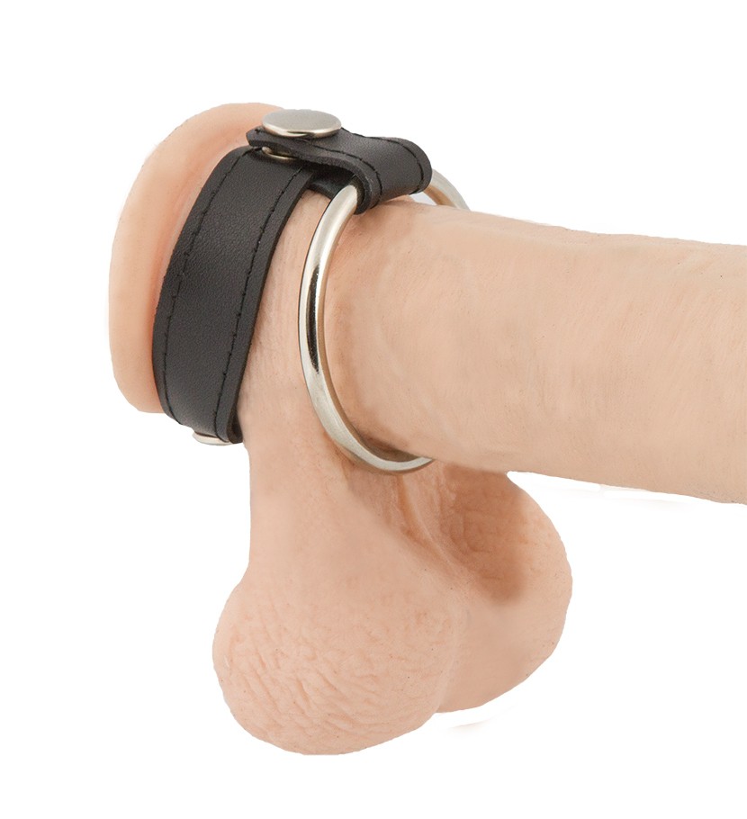 Hodenband mit Penisring aus Stahl am Dildo getragen
