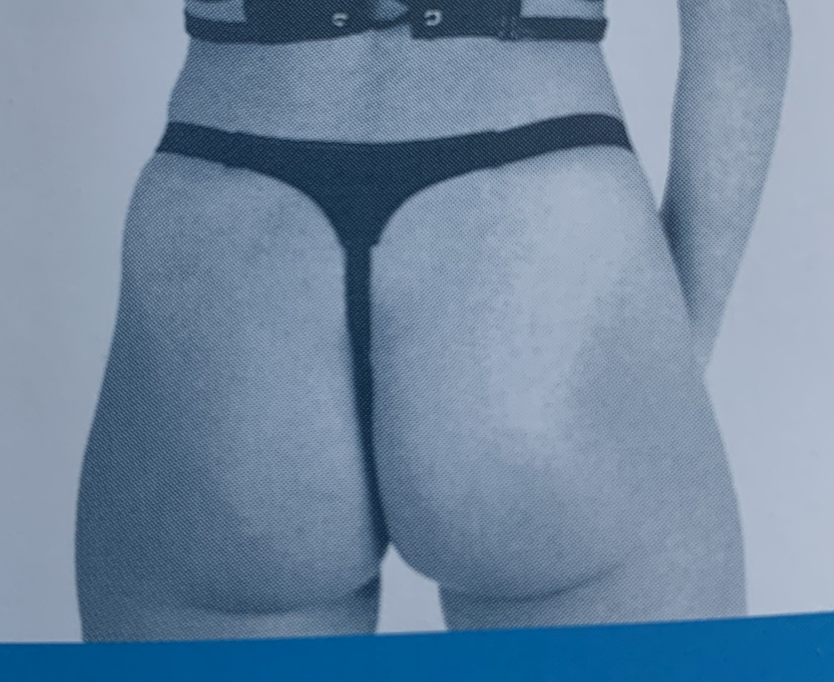 Leder Damen-String von hinten am Model