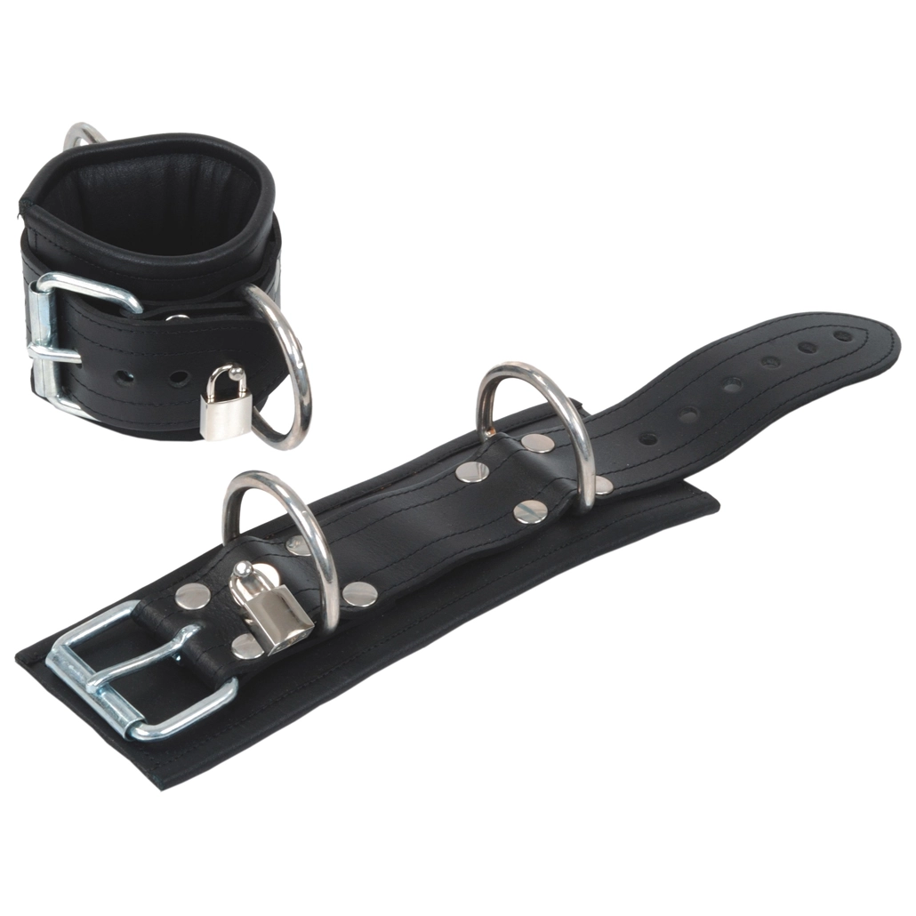 Abschließbare Leder Handfesseln als Freisteller von pm-bodyleather.de
