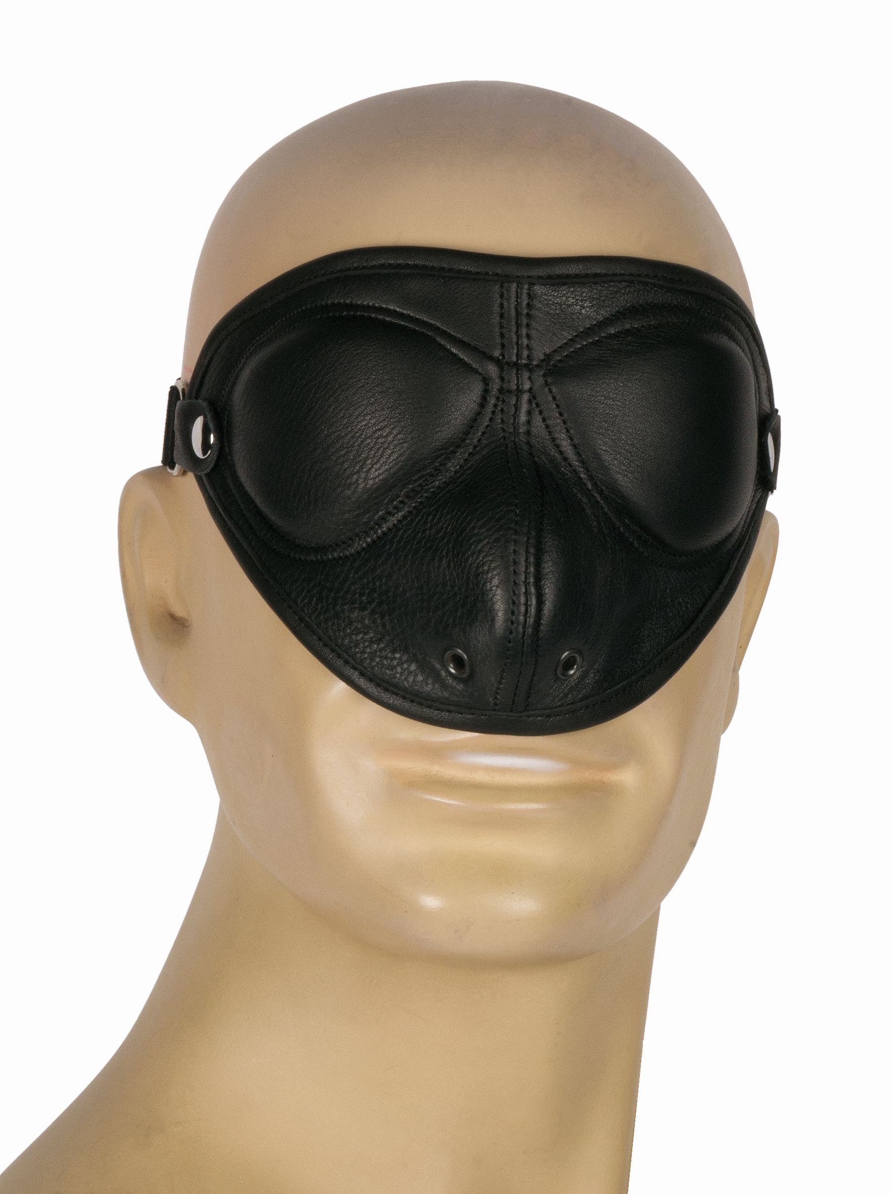 Gesichts-Maske mit Atemösen an der Puppe