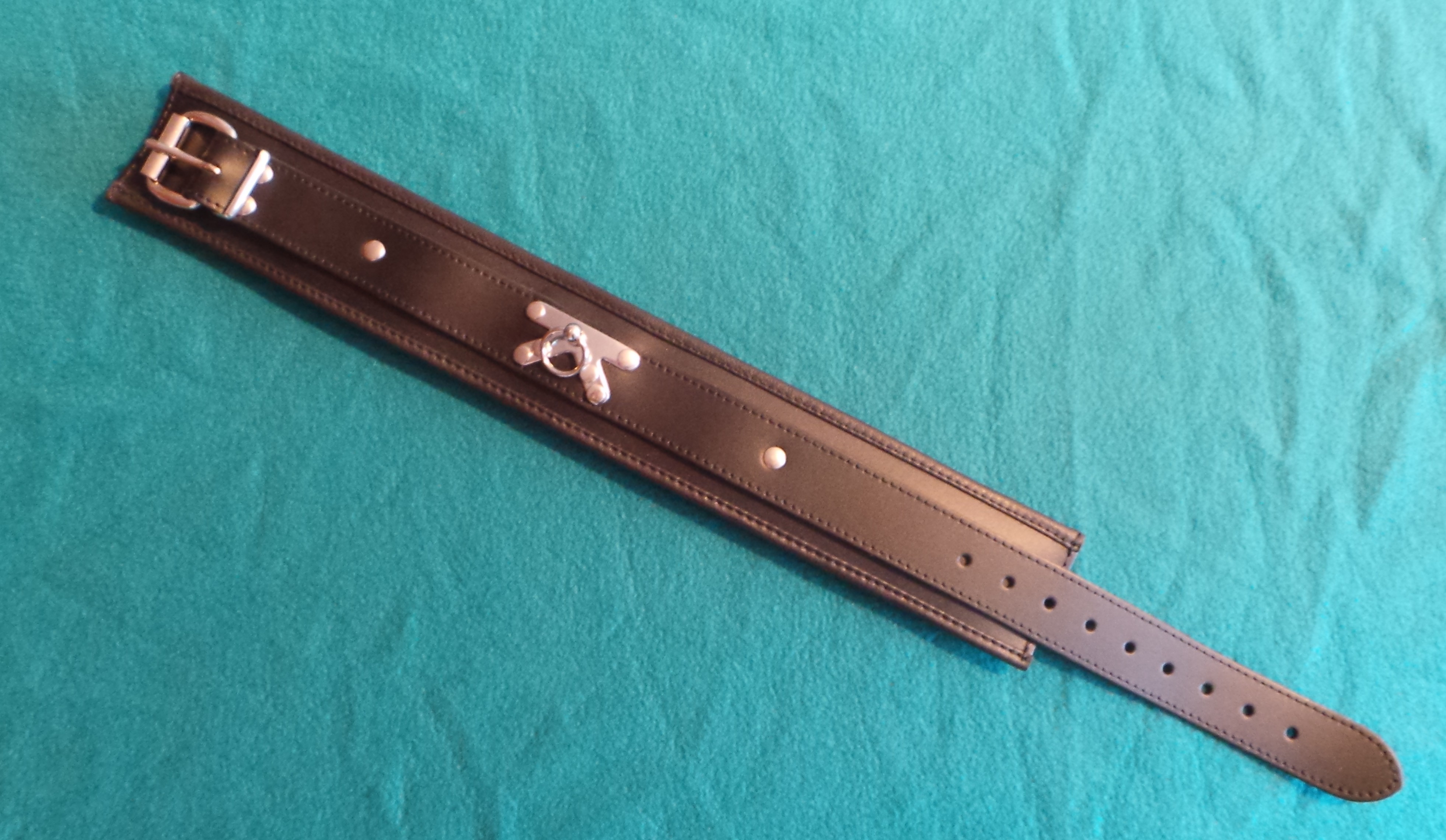 Gepolstertes Halsband mit K-Schild von oben