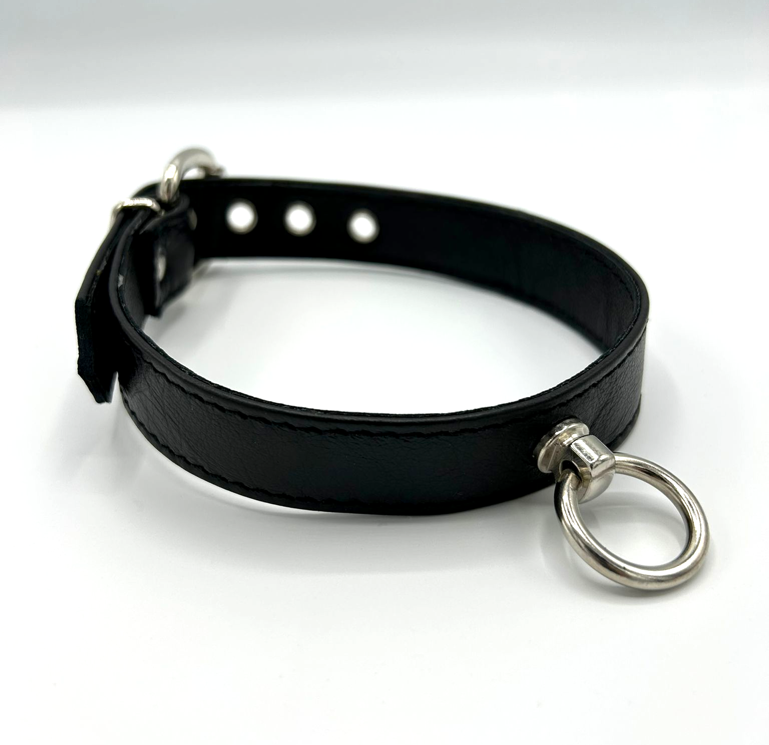 Halsband mit Ring der O seitlich als Packshot