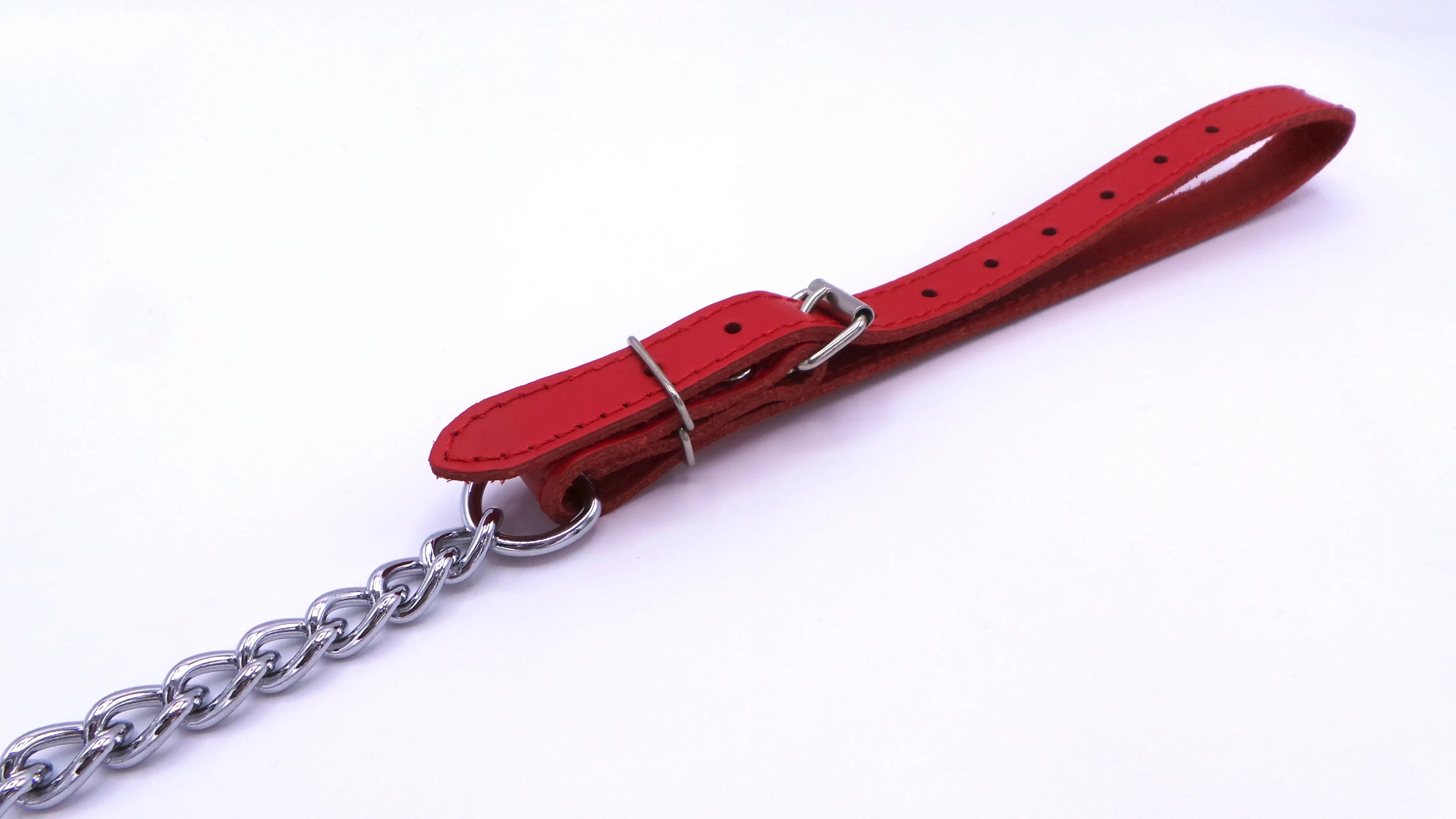 Nahansicht der roten Handschlaufe aus Echtleder bei pm-bodyleather.de