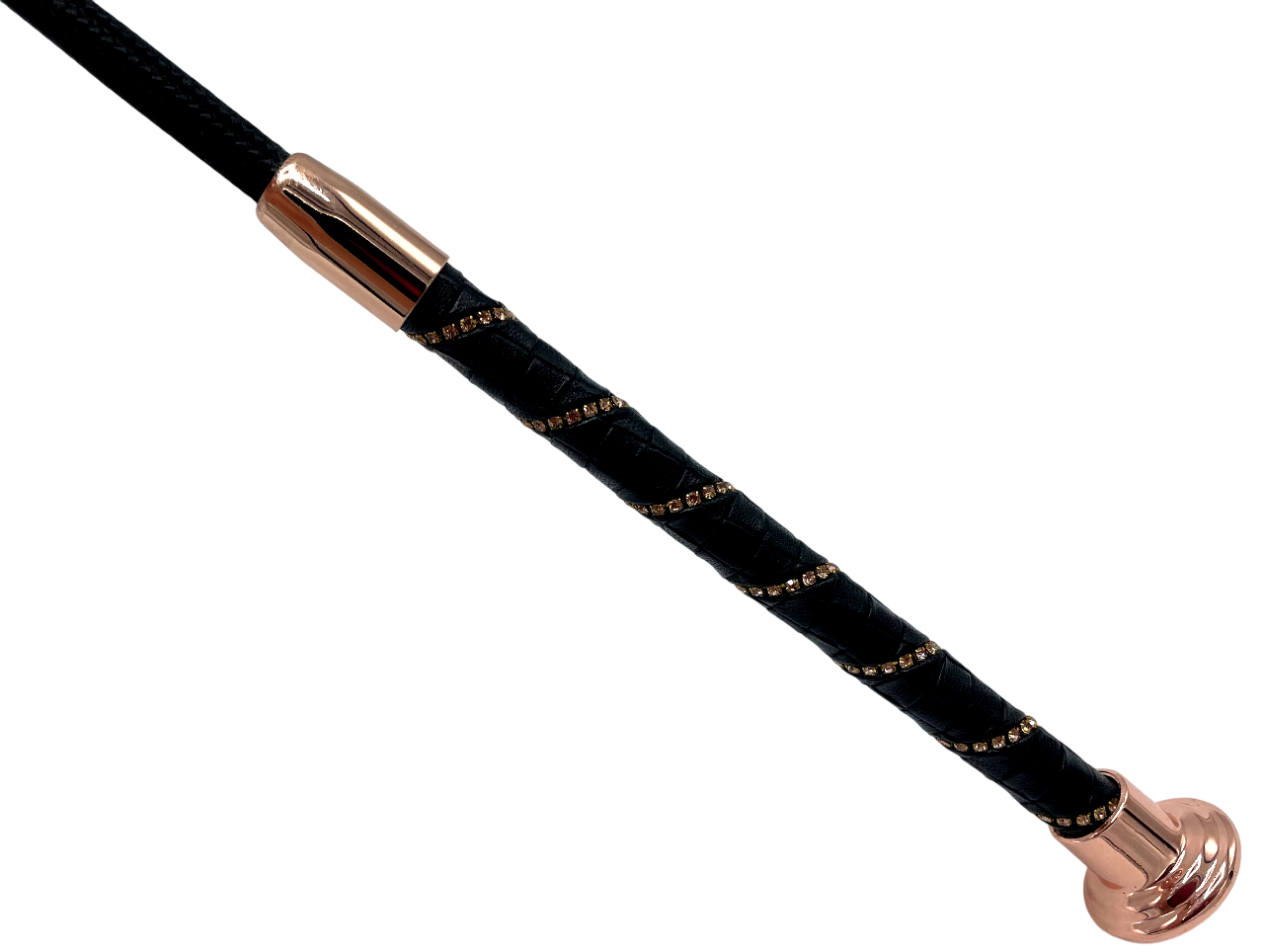 Nahansicht von rosegoldenen Metallaccessoires und mit Glitzersteinen verziertem Griff