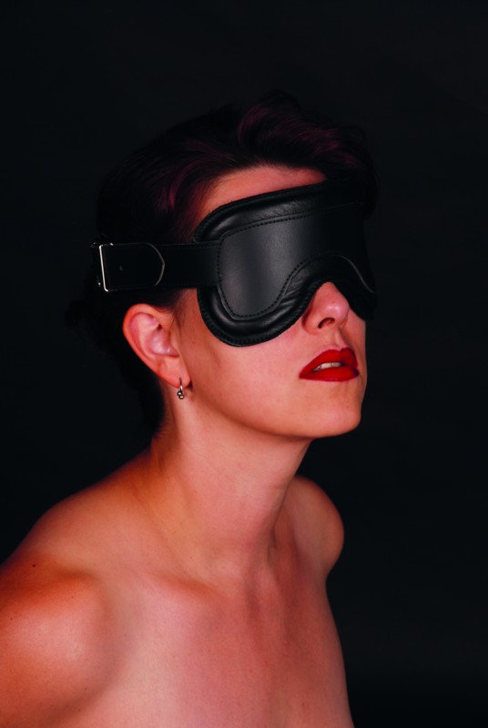 Modelbild von gepolsterte Augenmaske in schwarz