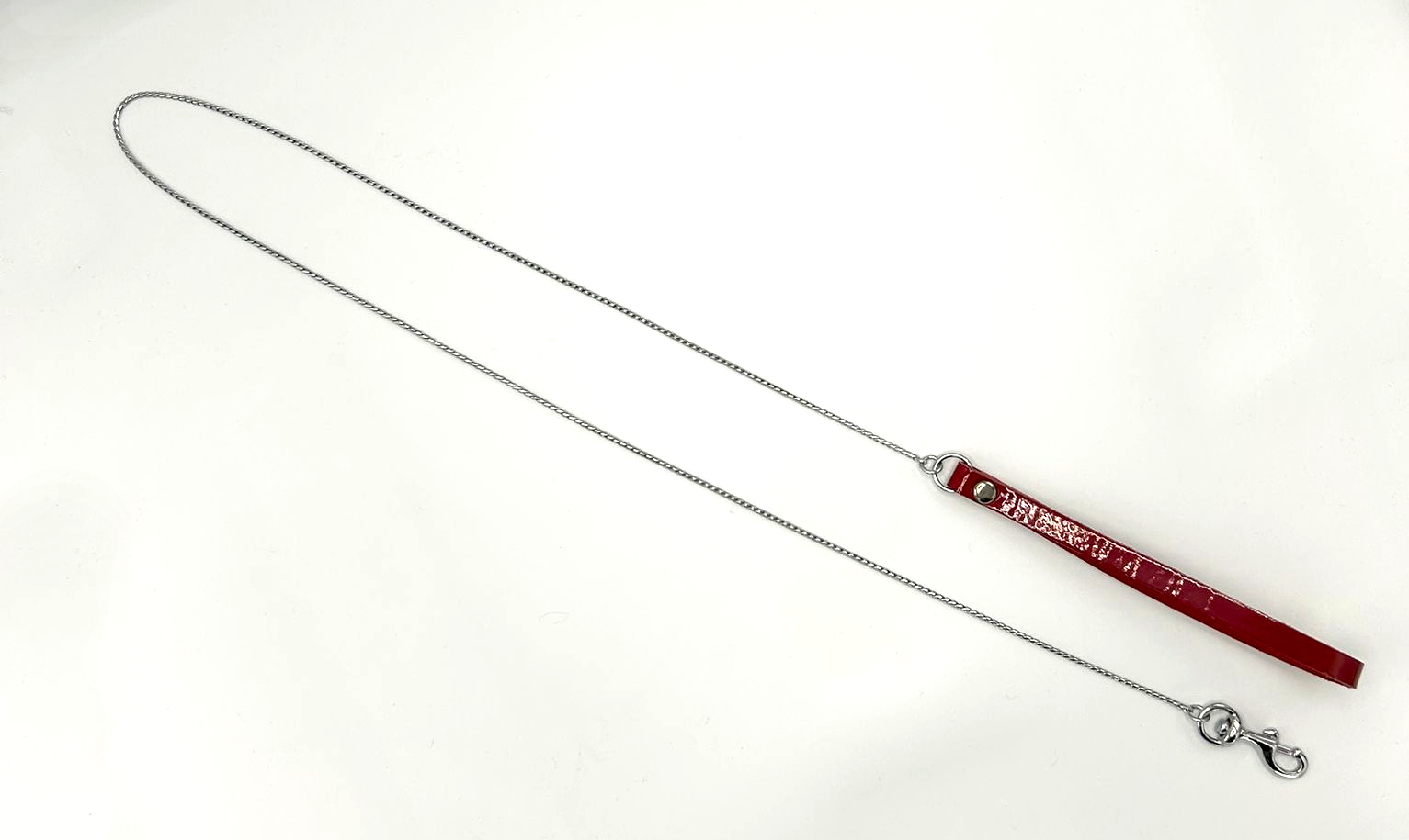 zarte Führungsleine mit roter Lacklederschlaufe
