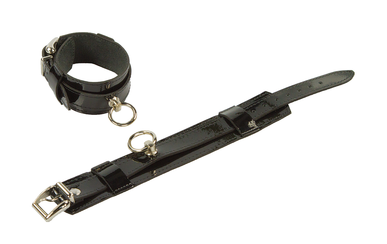 Paar von Fußfesseln aus Lackleder mit Ring der O