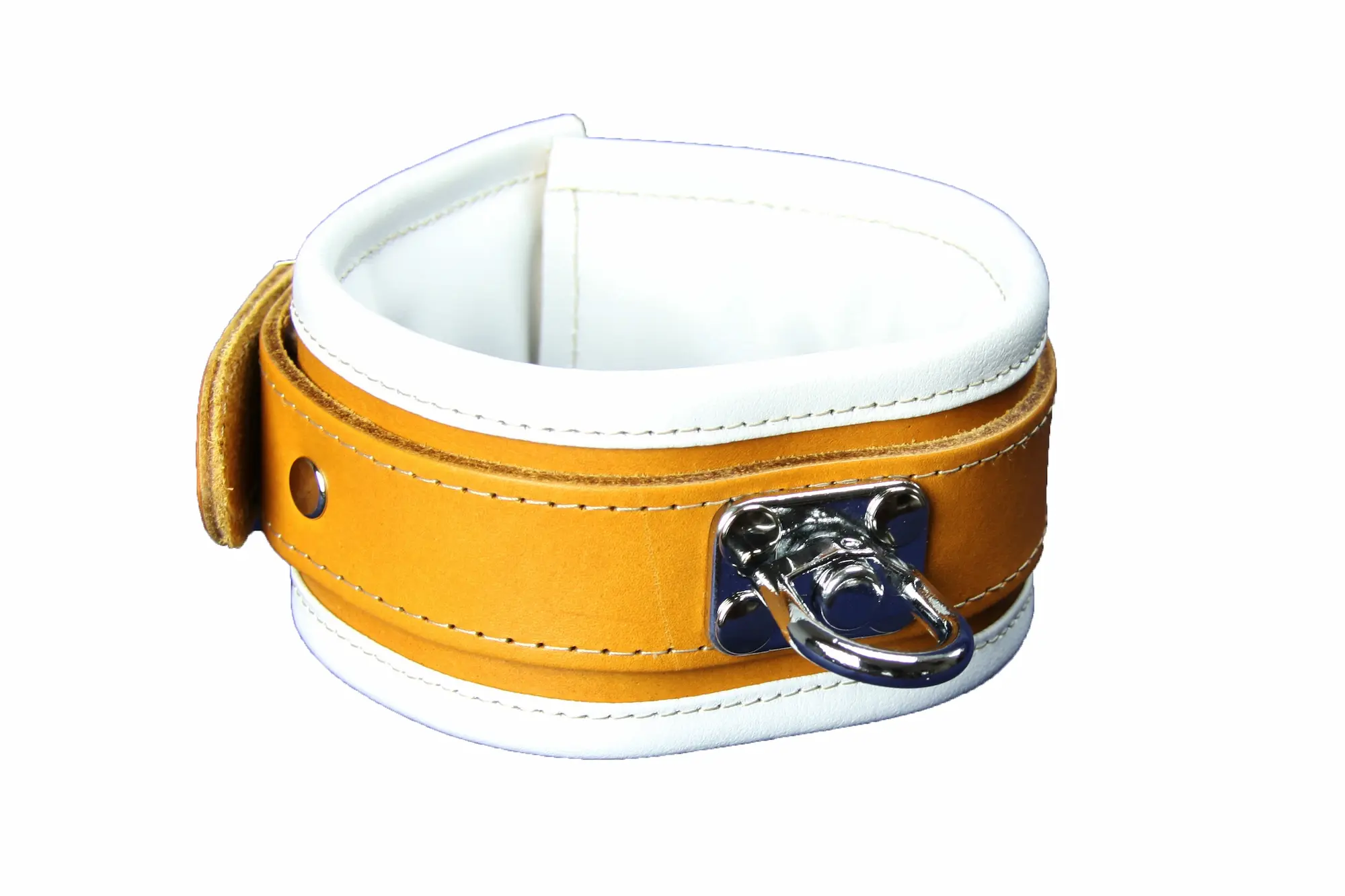 Braun-weißes Lederhalsband von PM Body Leather mit weichem Innenkissen und drehbarem Metallwirbel an der Vorderseite.