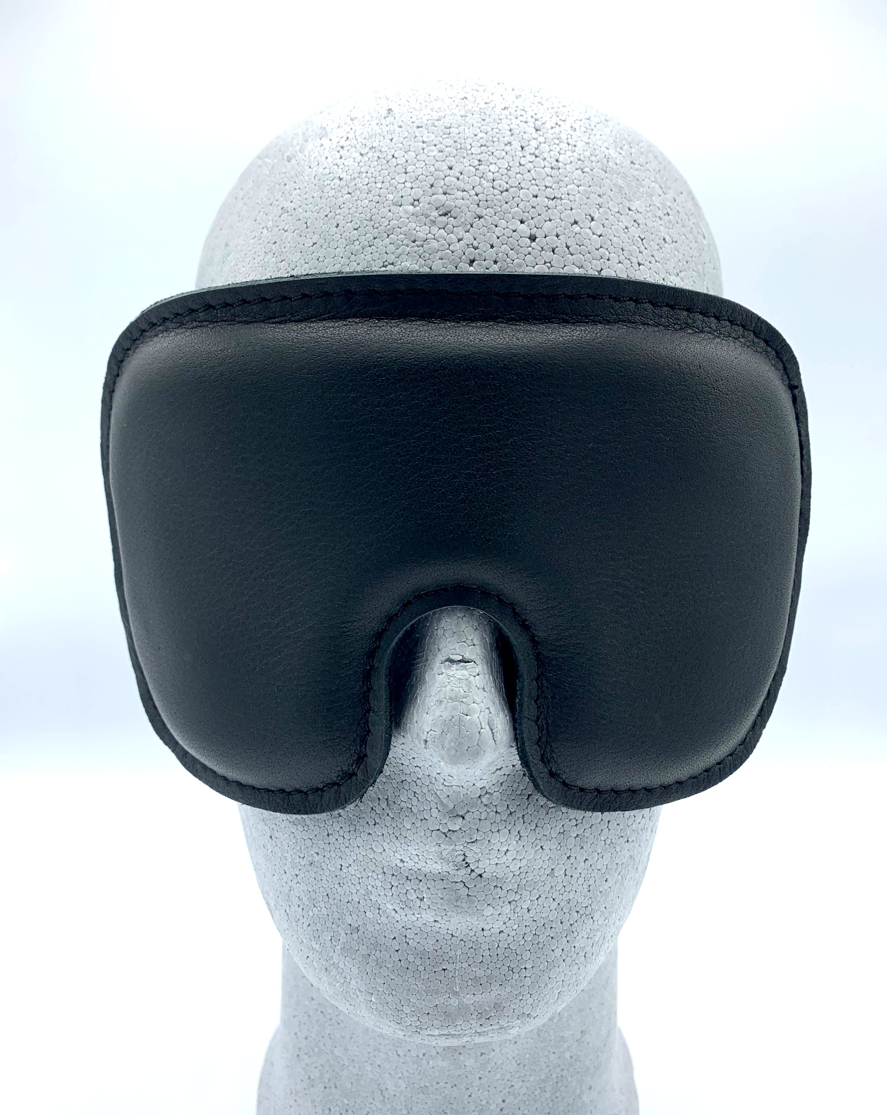 Gepolsterte Augenmaske an der Fotopuppe mit weisem Hintergrund