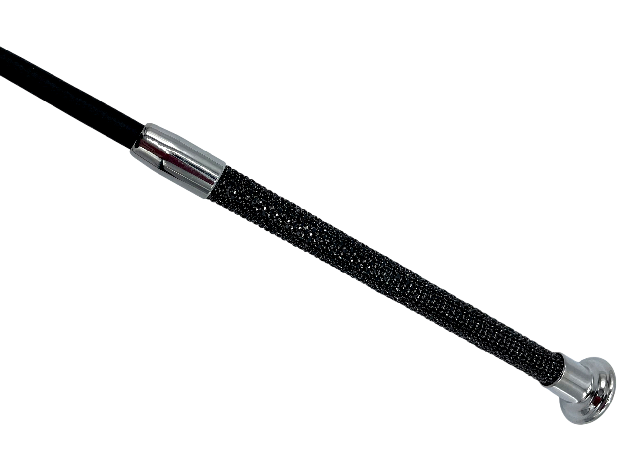 Nahansicht von Griff mit silbernen Metallaccessoires und schwarzen Glitzersteinen