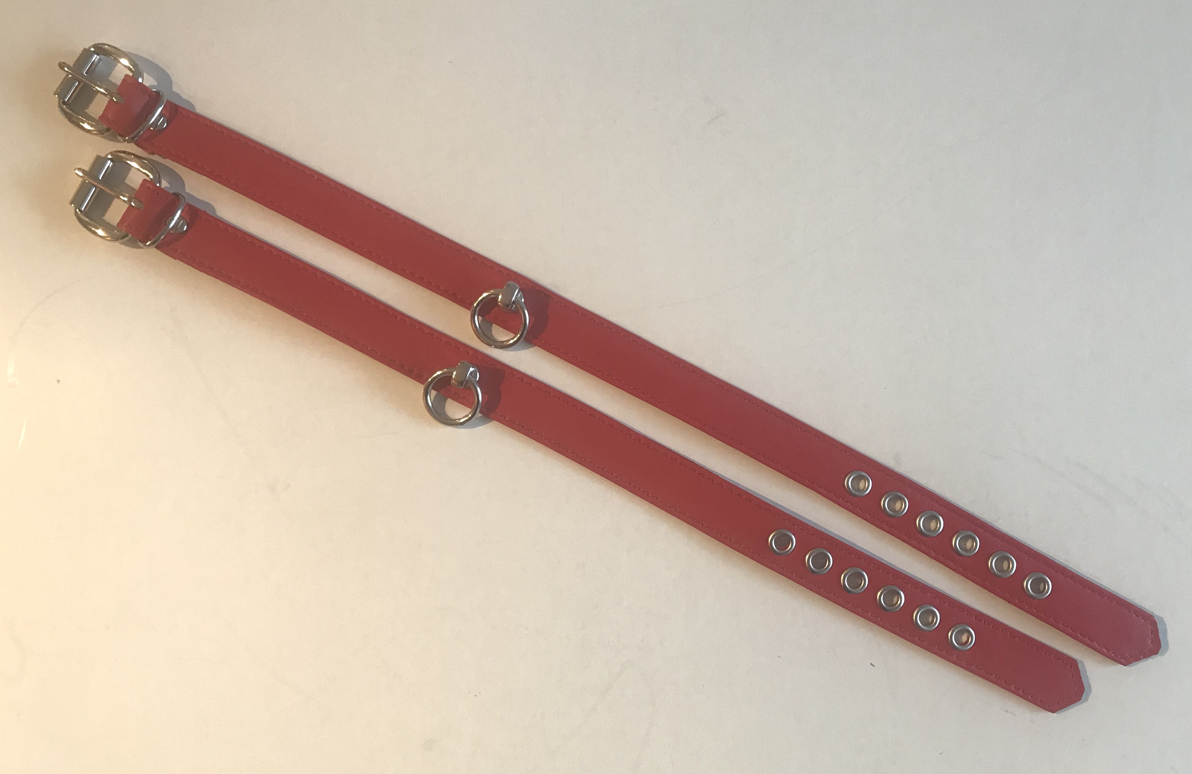 Beide Größen des roten Halsband mit Ring der O untereinander