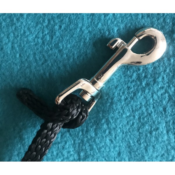 Karabinerhaken mit Seil befestigt an der Schlaufe