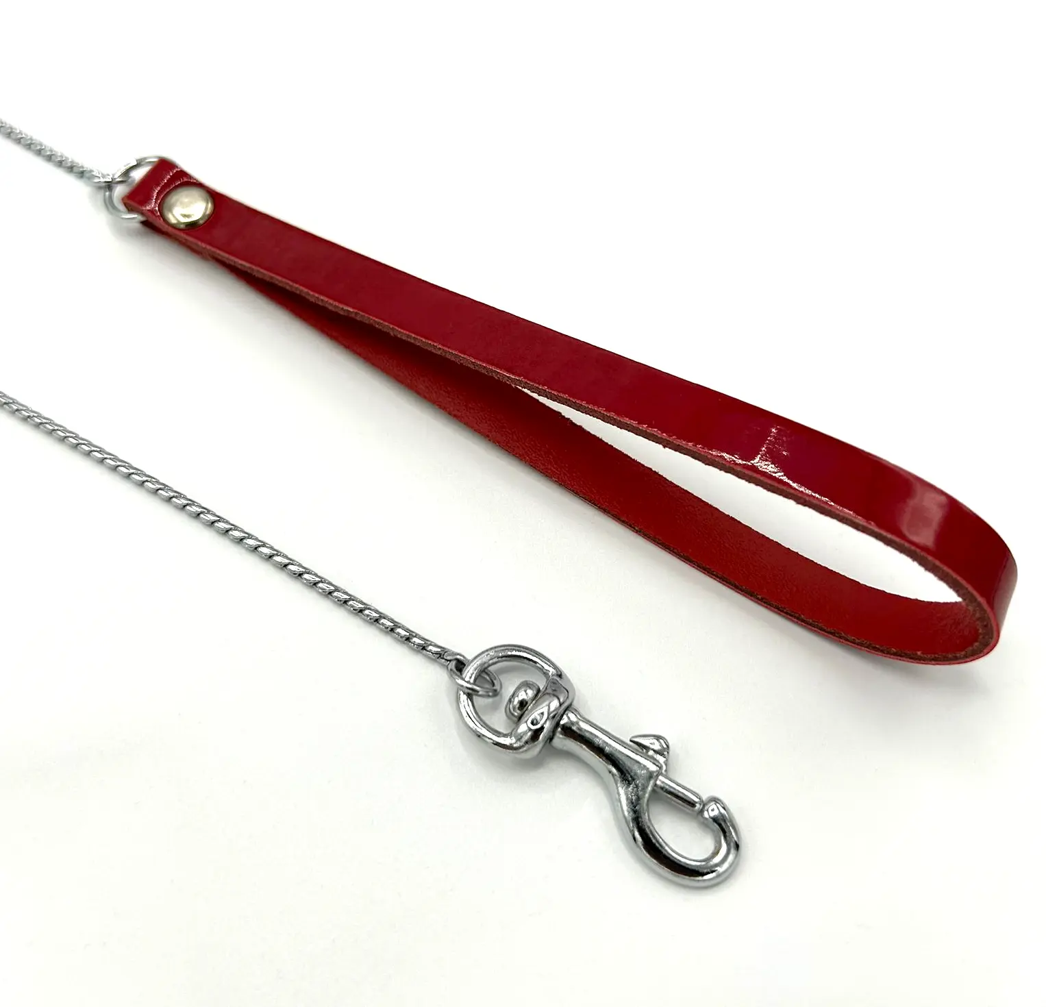 Nahansicht der Kette und Karabinerhaken in silber und roter Lacklederschlaufe