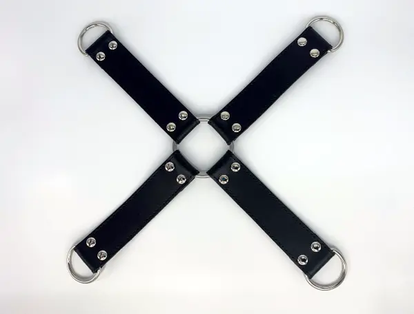 Schwarzer Hogtie aus Echtleder mir silbernen Metallteilen bei PM Body Leather