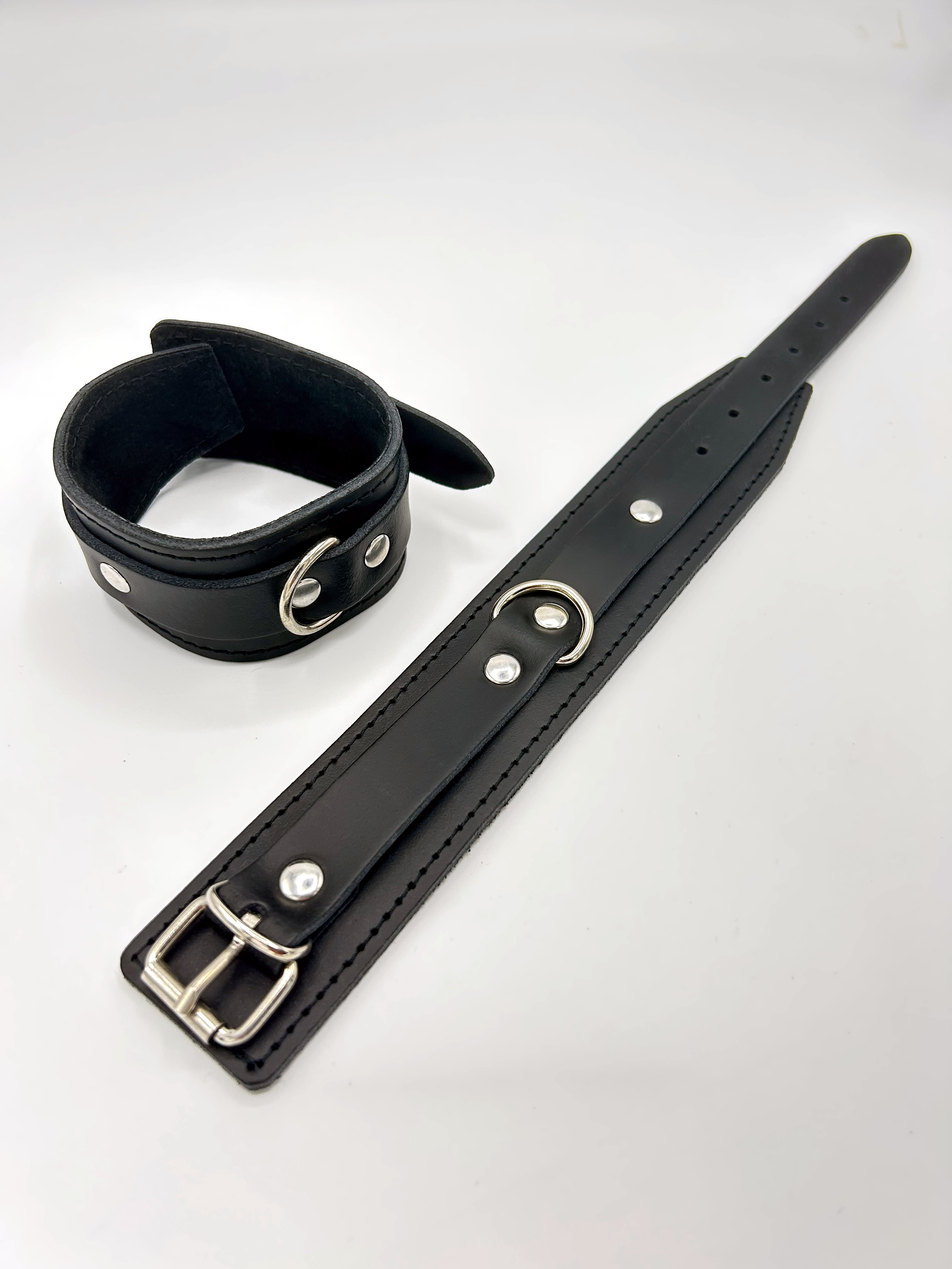 Fußfesseln classic draufsicht als Productshot aus schwarzem Echtleder