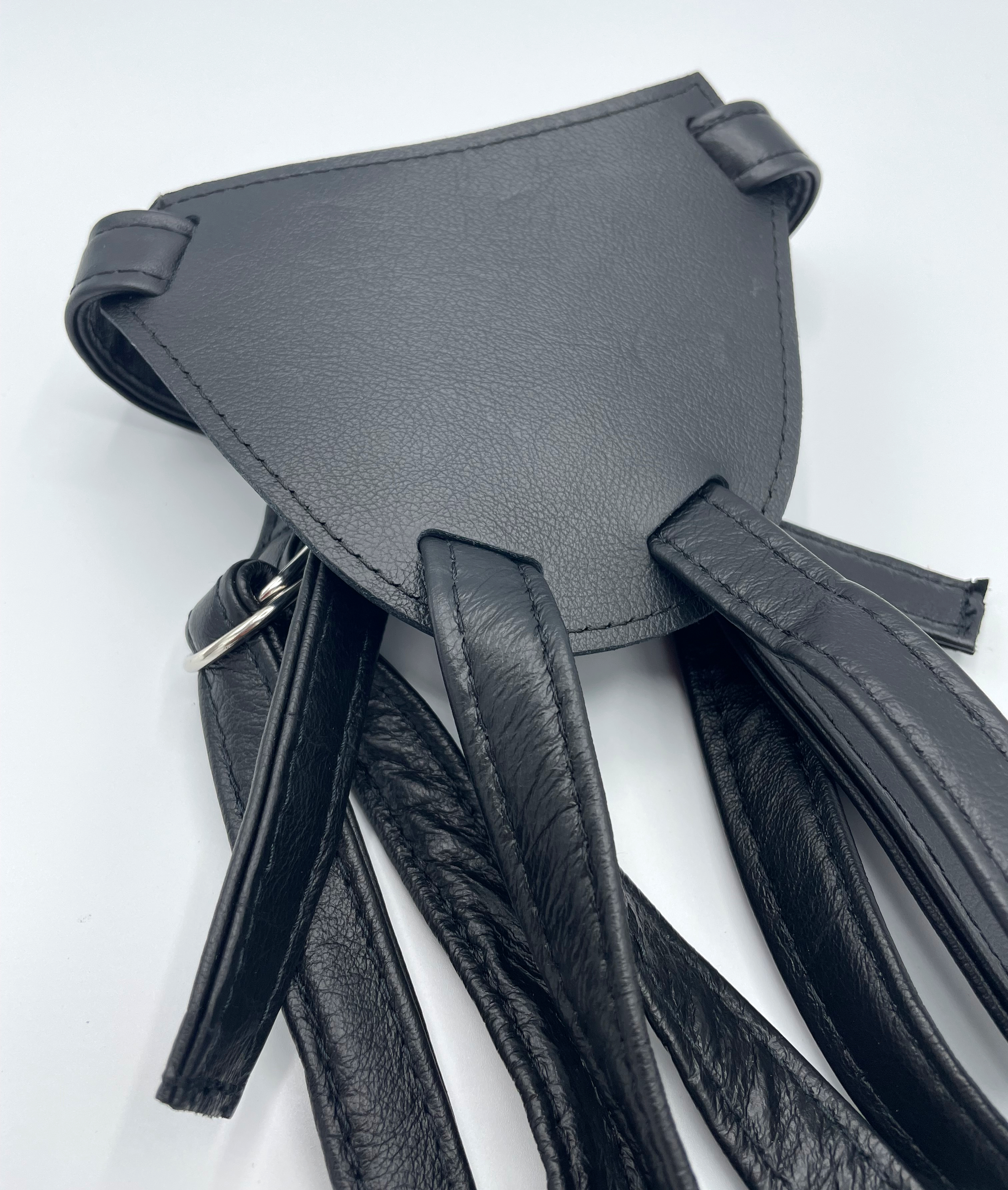 Dildo Harness von innen in schwarz mit weisem Hintergrund