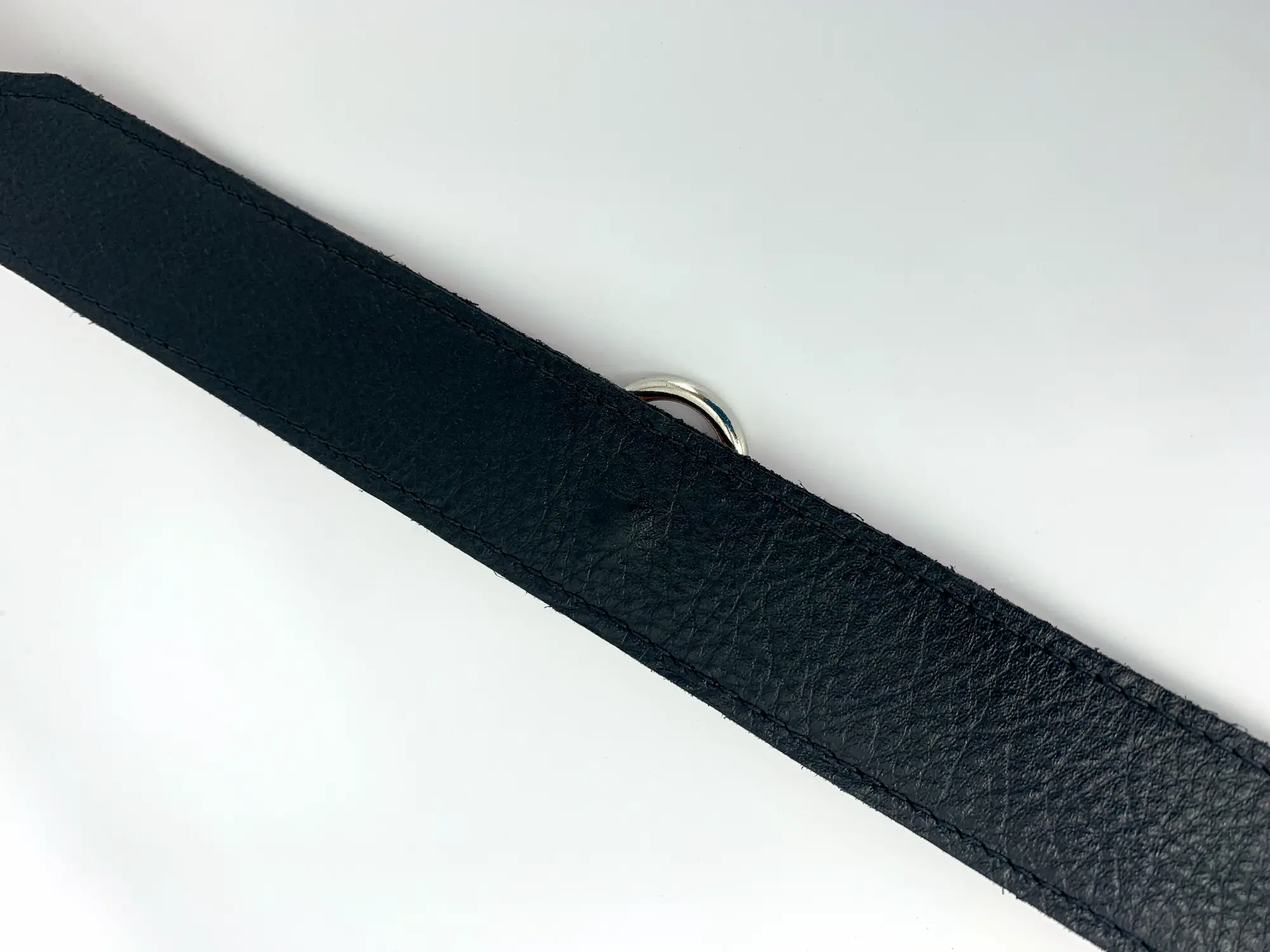 Detailaufnahme der schwarzen Lederinnenseite des Halsbands Passion mit sichtbarem O-Ring, auf weißem Hintergrund