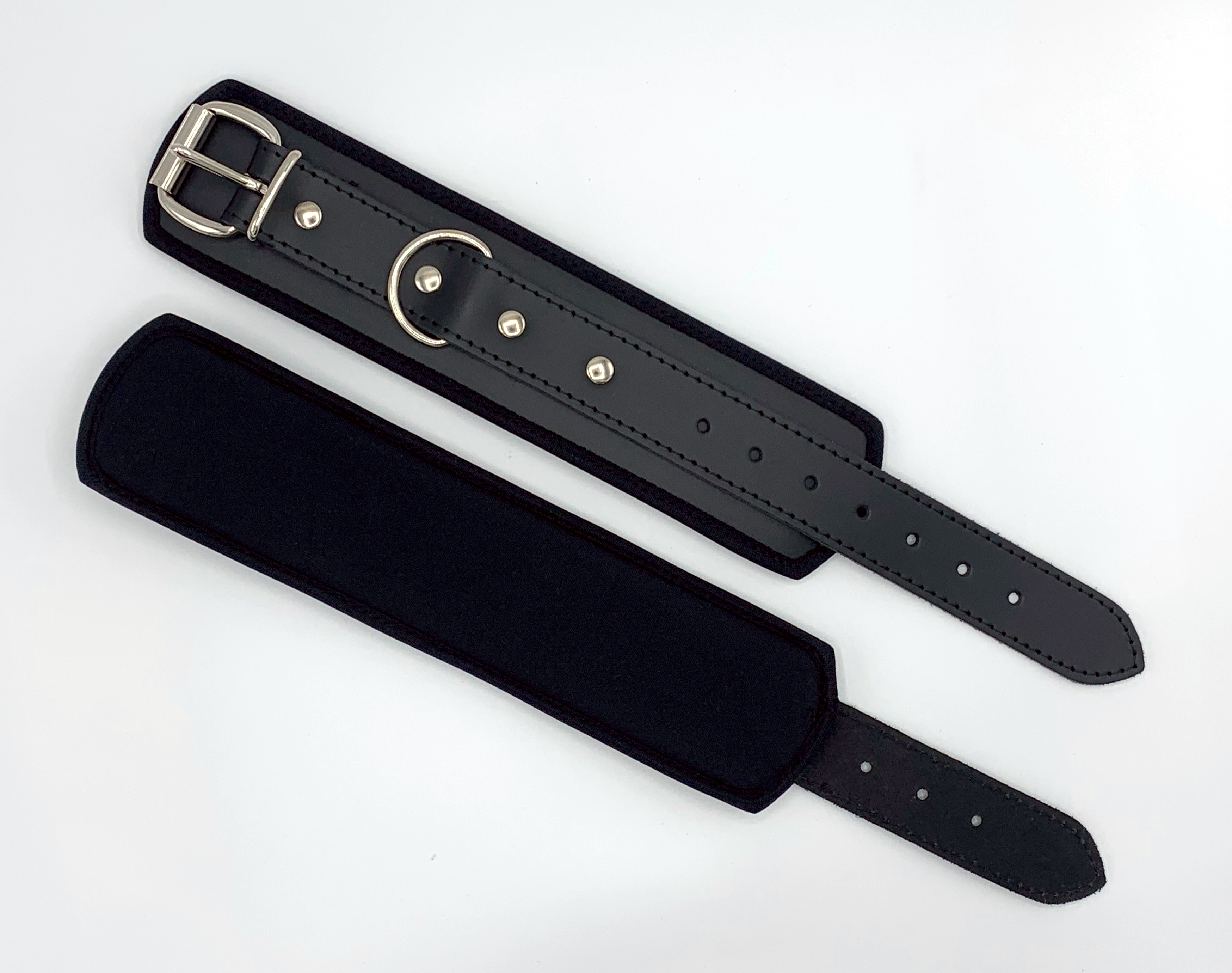 Schwarze Handfesseln mit Karabinerhaken am Model einmal von oben und einmal von unten
