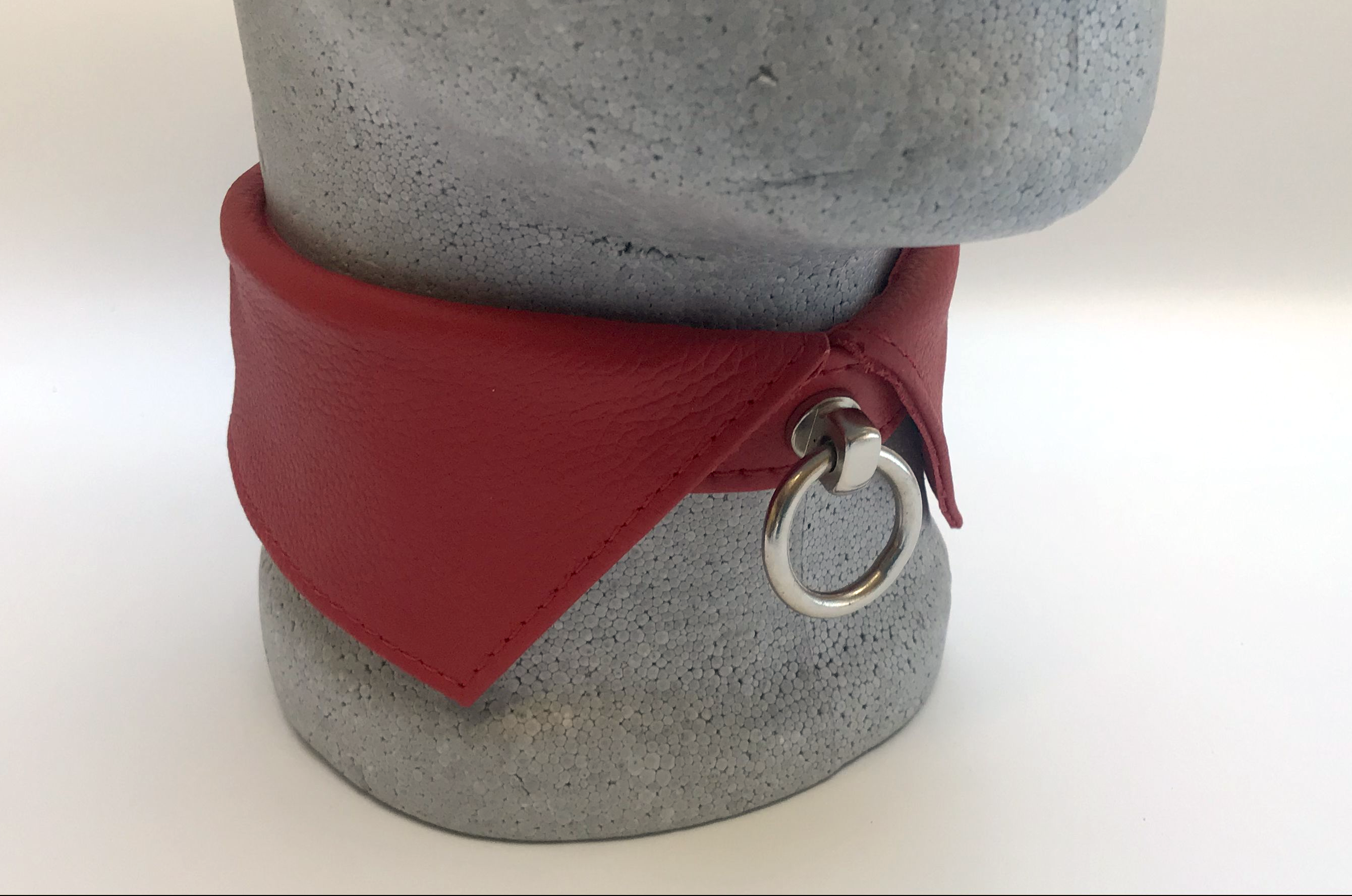 Rotes Kragenhalsband am Styroporkopf bei pm-bodyleather.de
