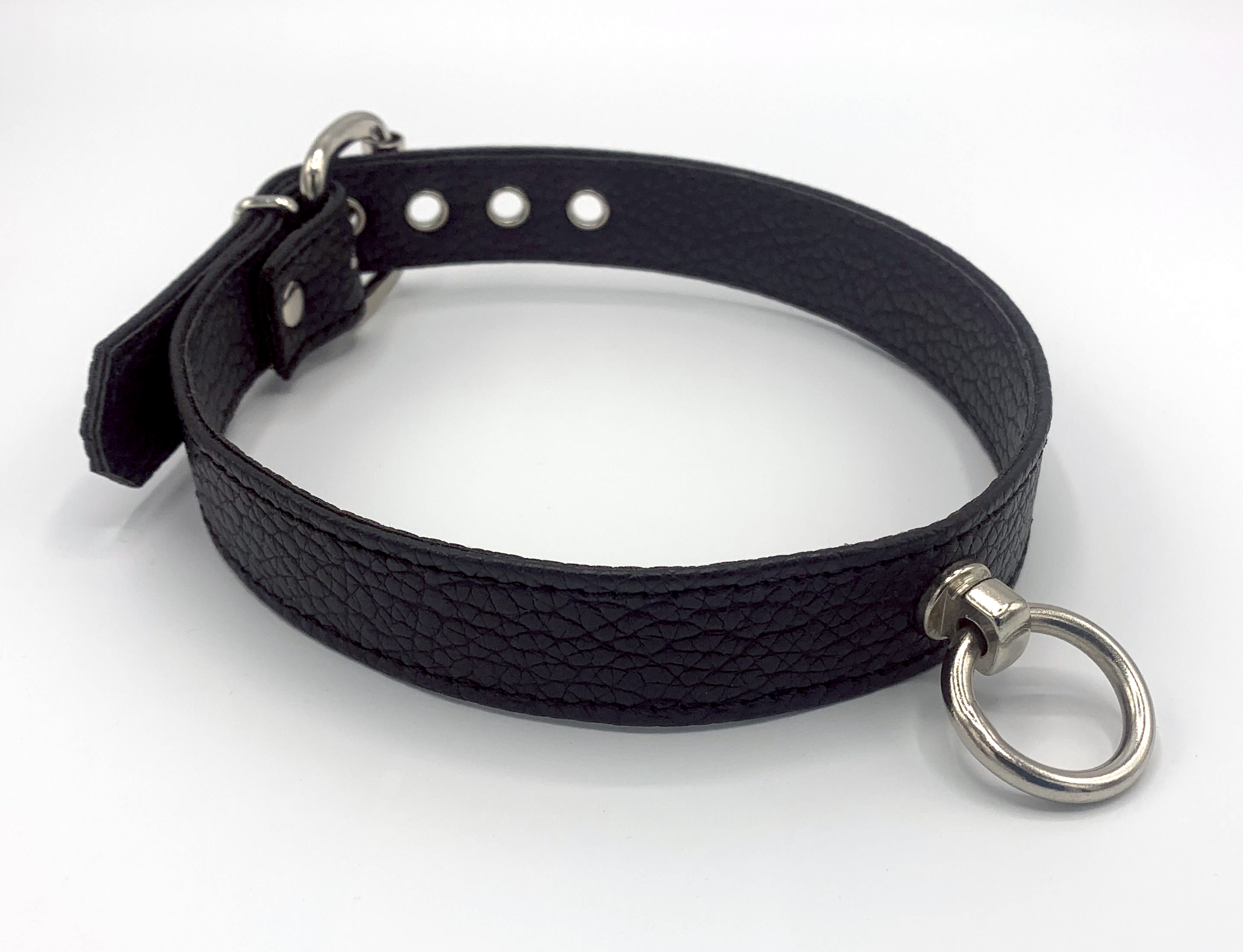 Vollansicht vom veganen Halsband in schwarz mit Ring der O