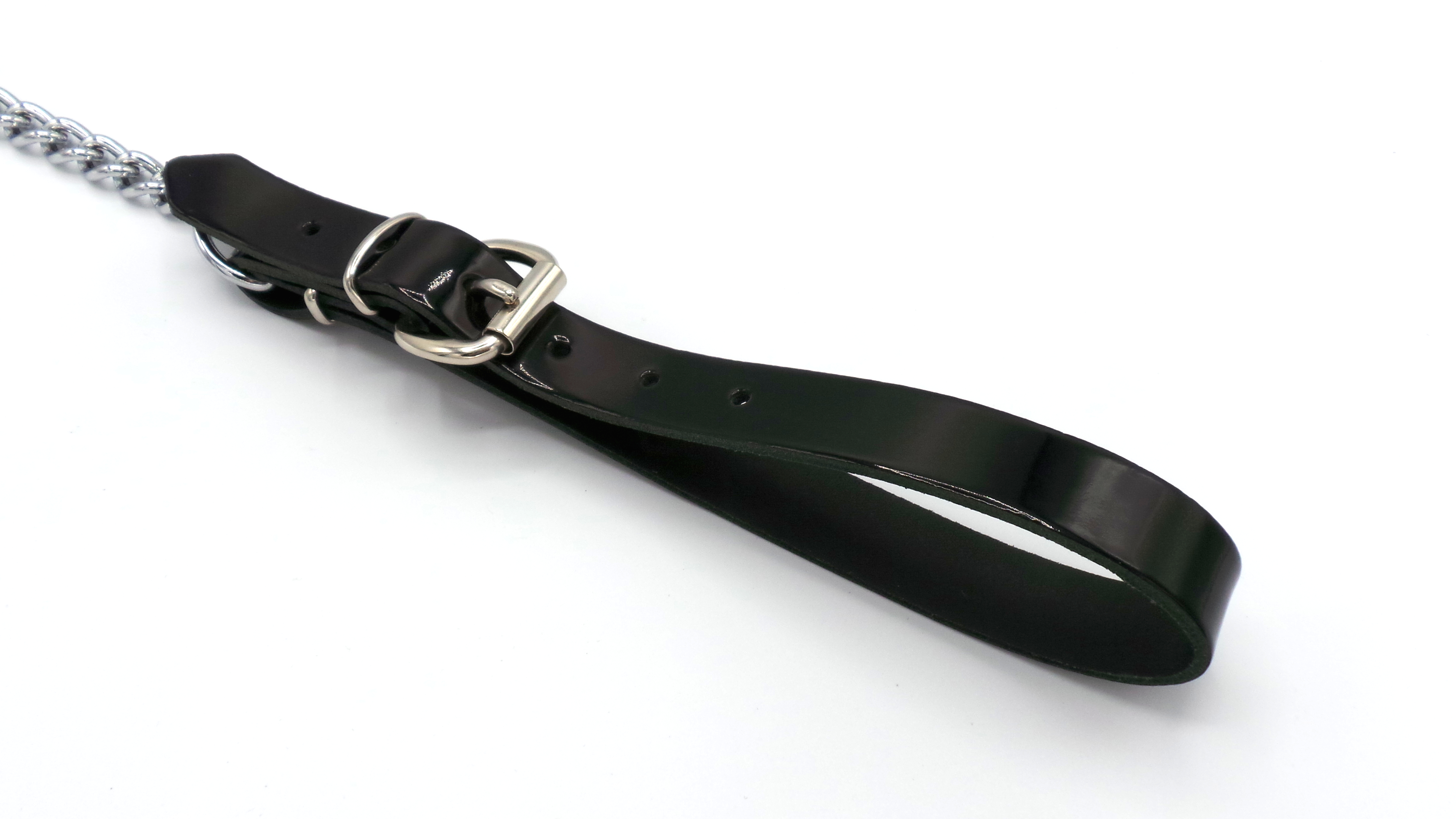 Nahansicht der Handschlaufe aus schwarzem Lackleder zum öffnen